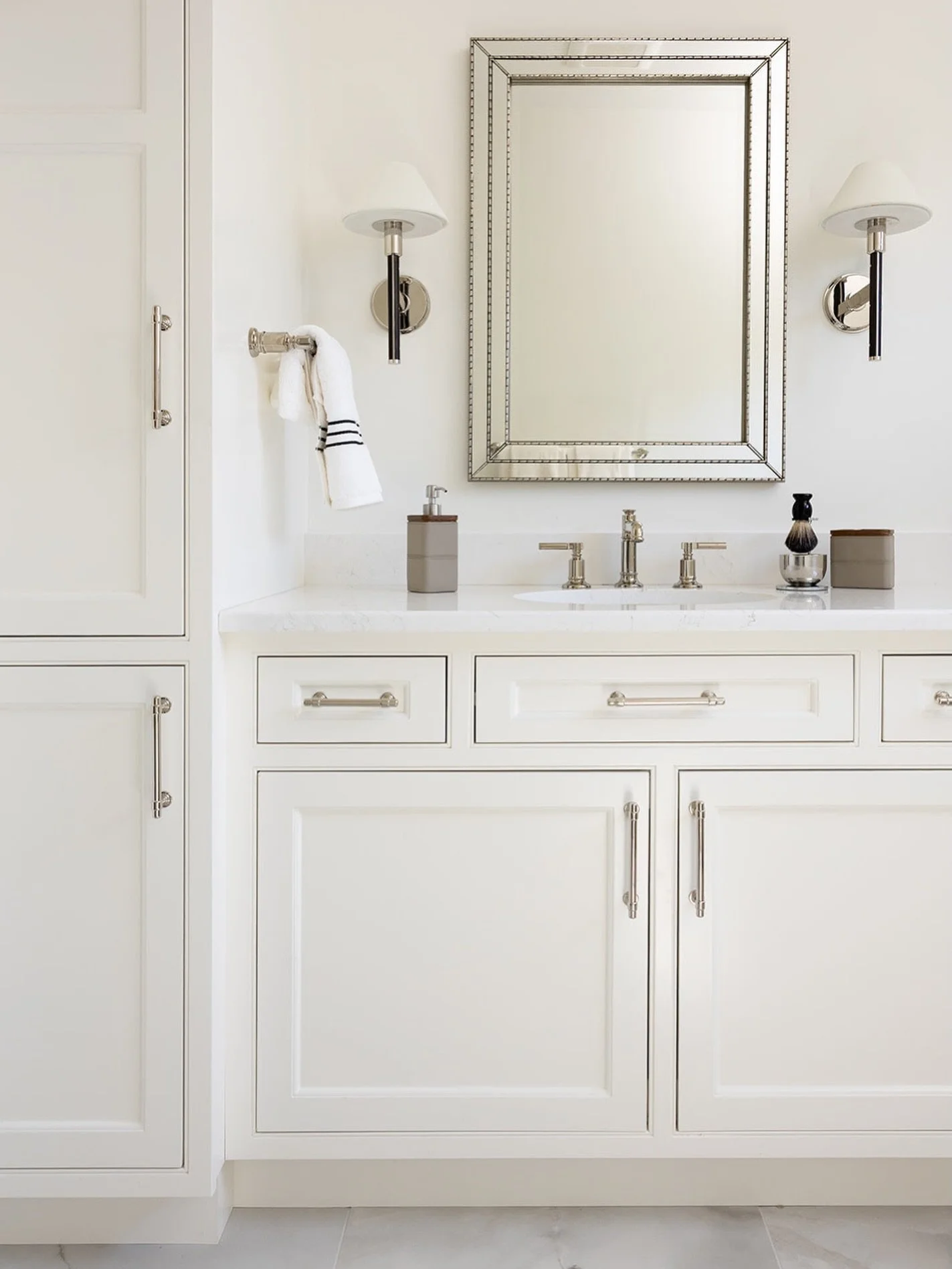 Masculine details that brought this powder room to life 🖤