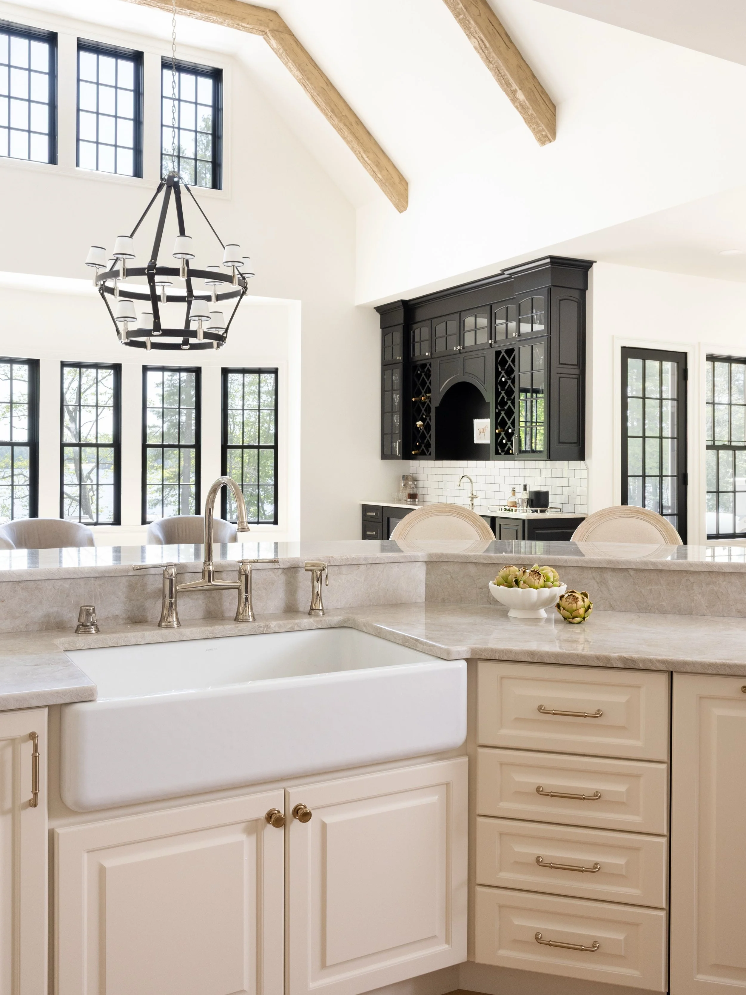 Love every single detail from this lakeside project 🖤