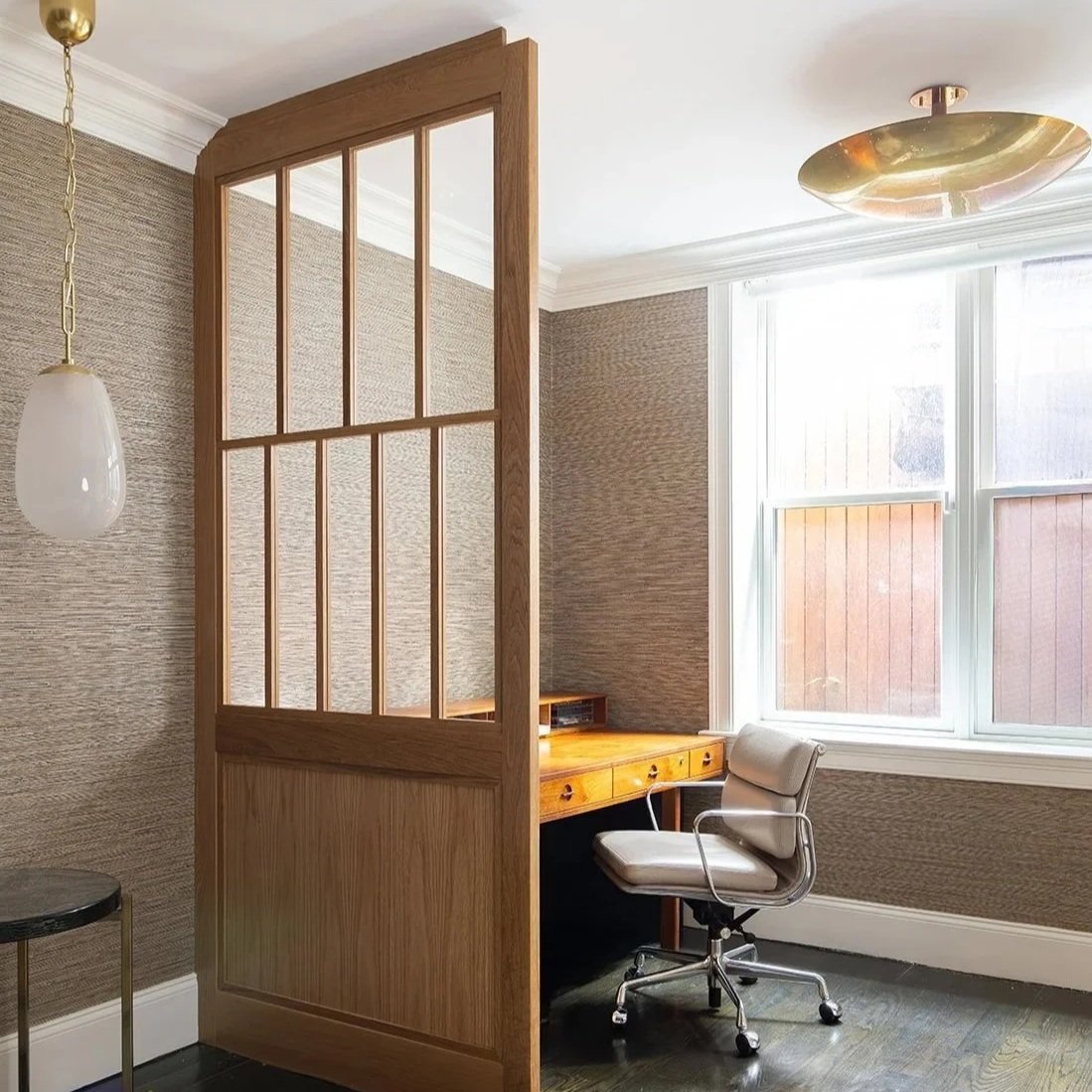 Modern%2BHome%2BOffice%2BDesign%2Bwith%2BLarge%2BWindow.jpg