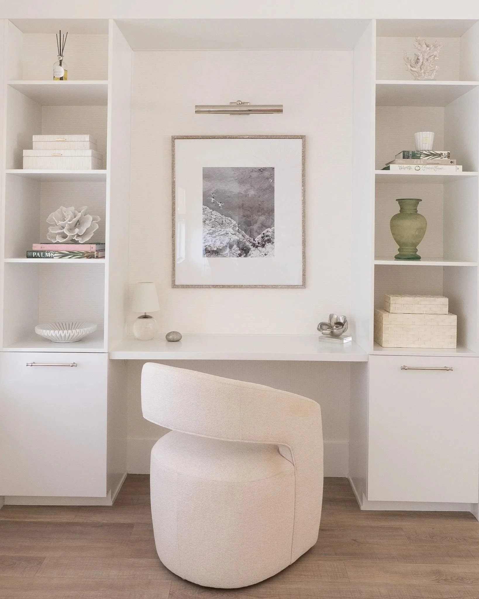 Contemporary%2BBuilt%2BIn%2BDesk%2Band%2BStudio%2BOffice%2BShelving.jpg