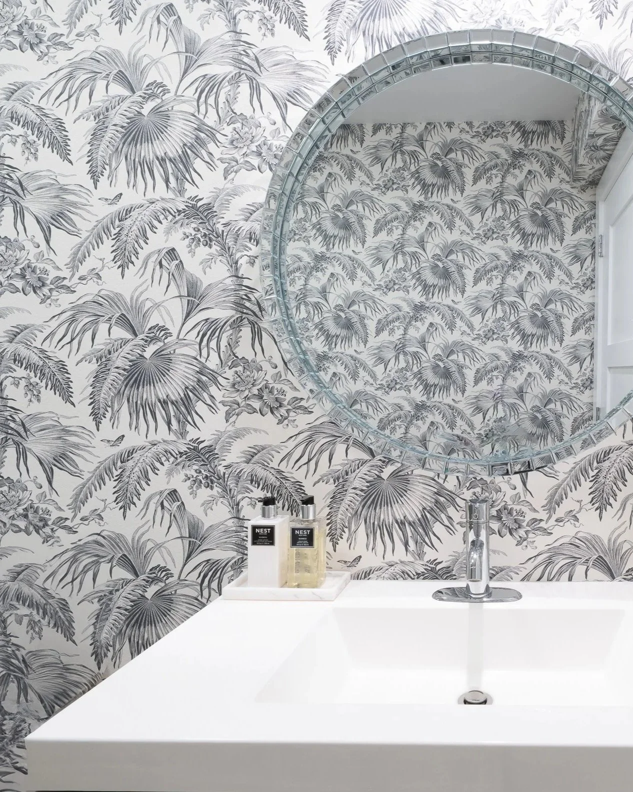Luxury%2BPowder%2BRoom%2BDesign%2Bwith%2BPalm%2BLeaf%2BWallpaper.jpg