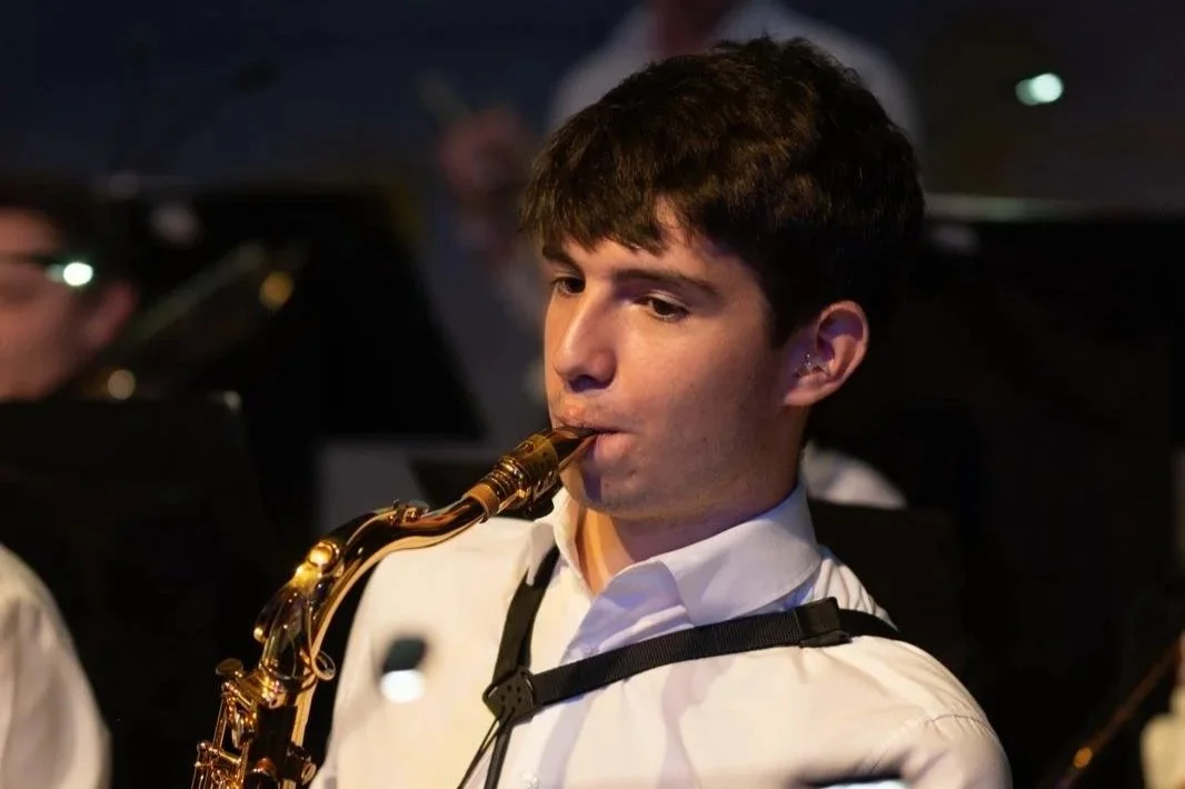 Musiker spielt Saxophon bei einem Konzert.