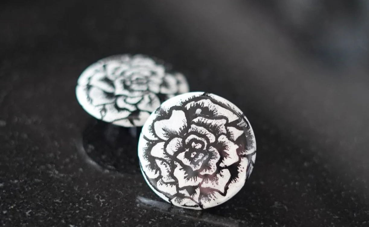 Armrest plugs for a Chevrolet Tahoe