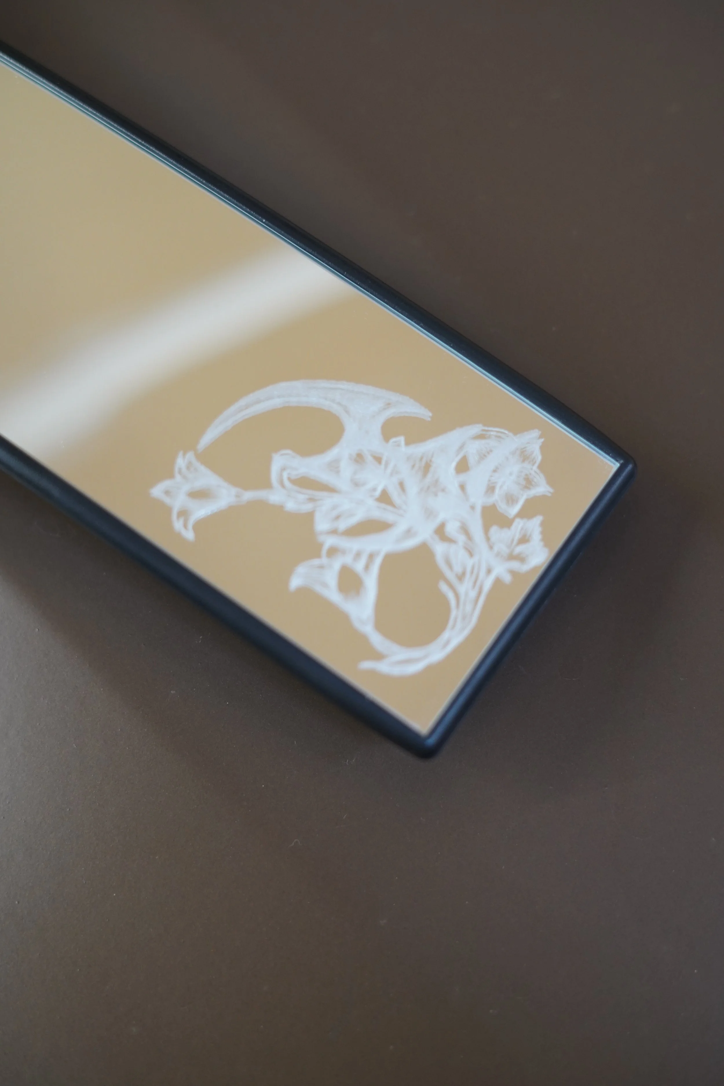 Engraved universal mirror