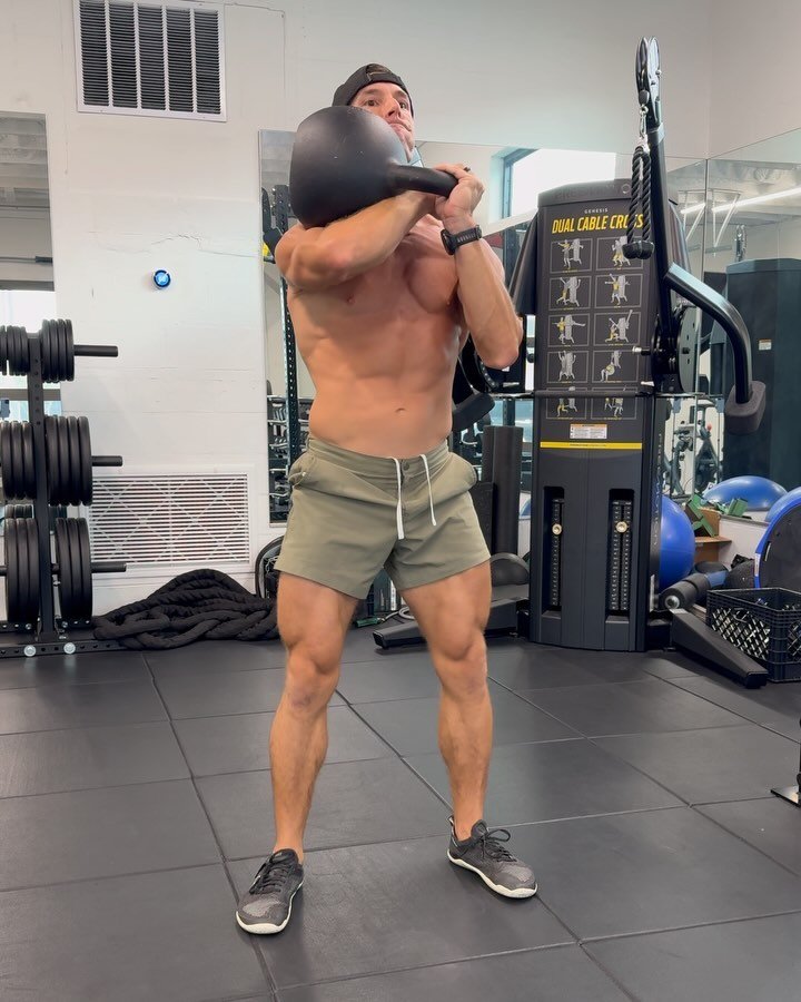 Core Focused Full Body Workout

SAVE this one to hammer core stability with a gnarly full body training session. 🔨 

&bull;Offset FR Squat - 5x6
&bull;Seated Close Grip Press - 5x8
&bull;Suitcase March to Curtsy - 5x10
&bull;Ballistic Row - 4x12

Ke