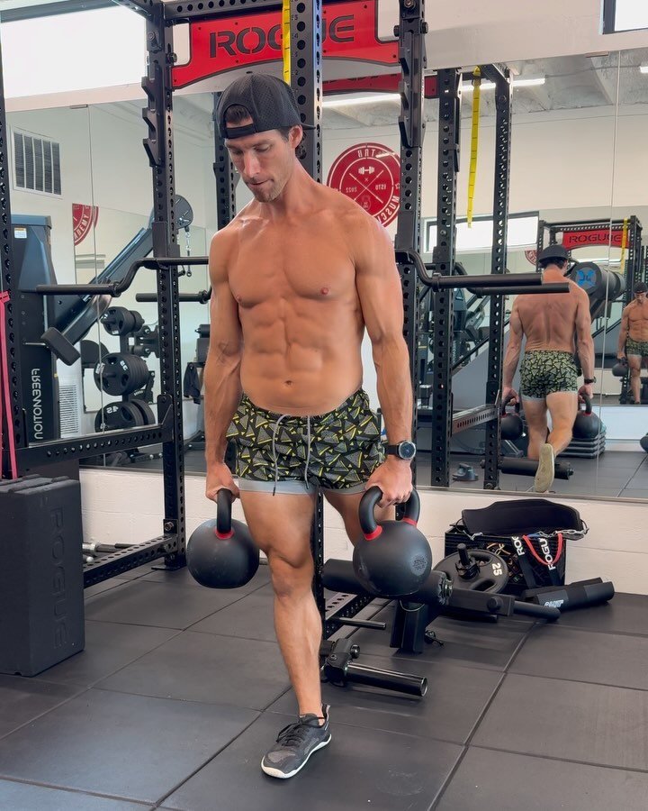The everything workout. 

Building strength and athleticism with multiple training tools in one full body workout. 💪 

&bull;Double Suitcase RFE Split Squat - 5x8
&bull;Double Cable Pulldown - 5x10
&bull;Feet Elevated Push-ups - 5x12
&bull;Banded Fa