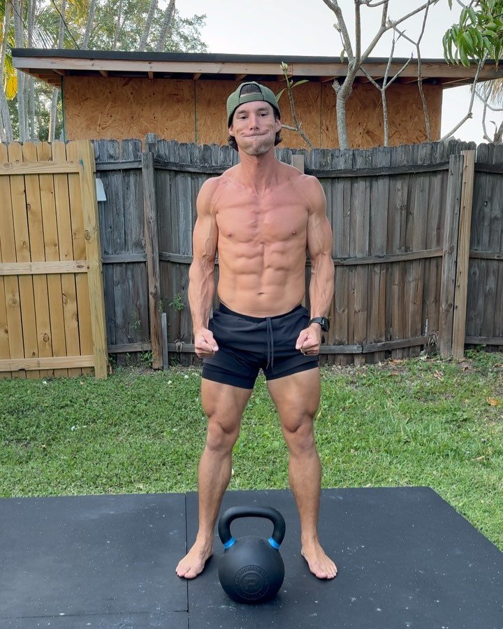 Full Body Backyard Strength Workout 🏡 

I only need one kettlebell, some hype music, and a little bit of motivation to build a gnarly physique from home&hellip;and you can too. 😤

&bull;Two Hand Swing Clean to Alt B-Stance Squat - 5x6
&bull;Close G
