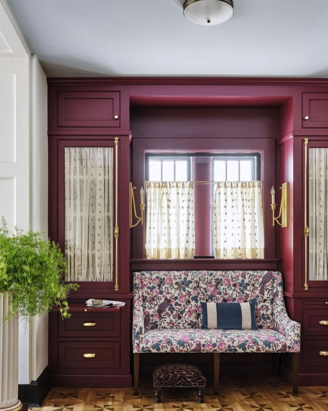 A favorite seat in this butlers pantry area!  Dressed with one of our favorite fabrics by @schuylersamperton 📸@readmckendree @matthewgleasonstylist  #mccoryinteriors #kitchendesign #butlerspantry #patternedfloor #farrowandballpaint #cremonebolts #ap