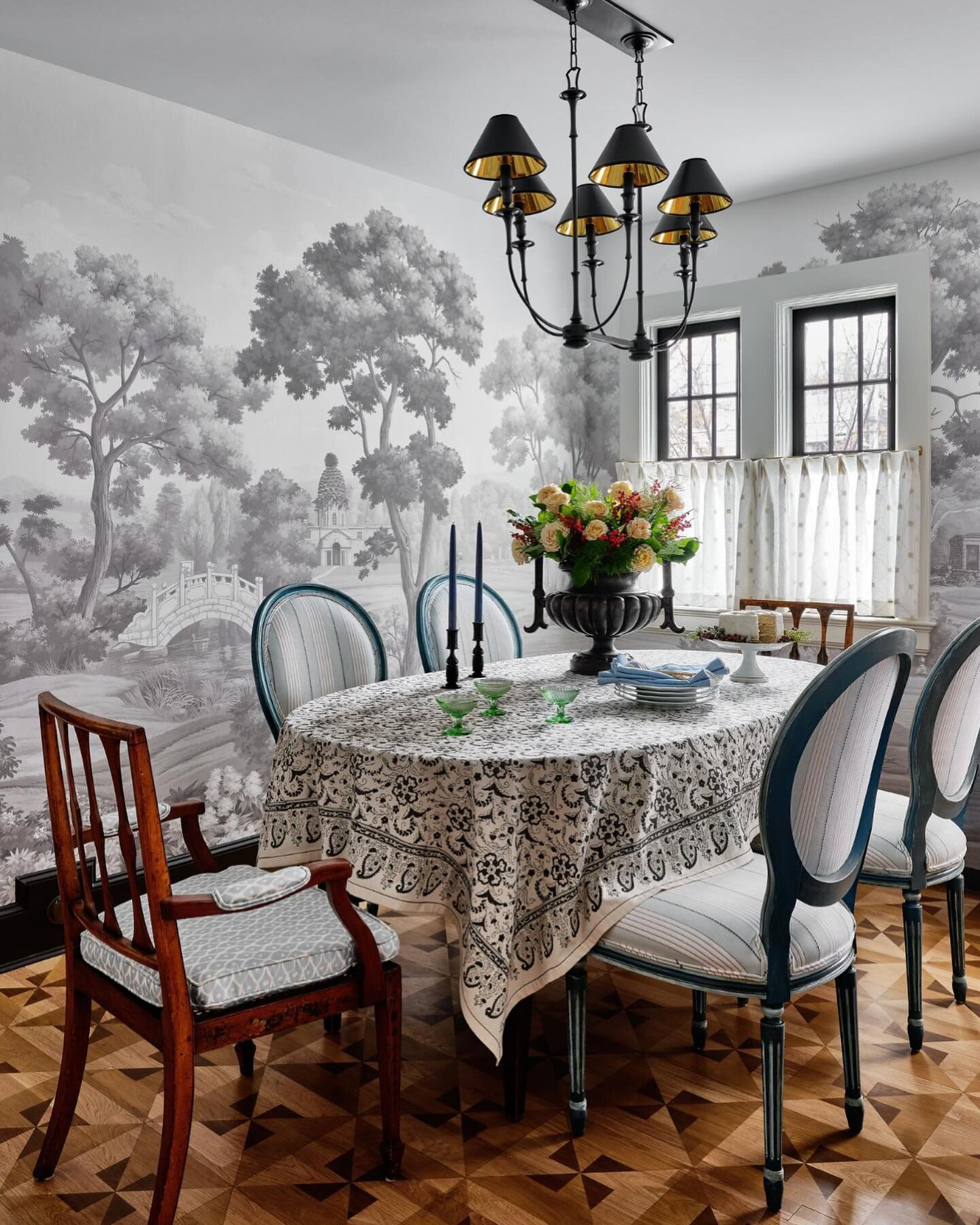 This is one of those spaces we designed that makes me want to redesign my own living quarters!  Pattern on pattern will always bring a smile to my face! 📸@readmckendree  Stylist: @matthewgleasonstylist 
#mccoryinteriors #diningspace #murals #pattern