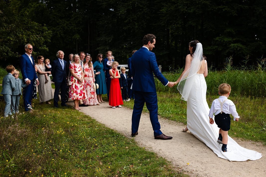 Bruiloften en kinderen, het blijft een heerlijke combinatie. Vaak zijn het kinderen die voor de onverwachte, hilarische momenten zorgen: want welke bruid houdt er rekening mee dat haar zoontje over haar jurk loopt, of haar dochtertje tijdens de cerem