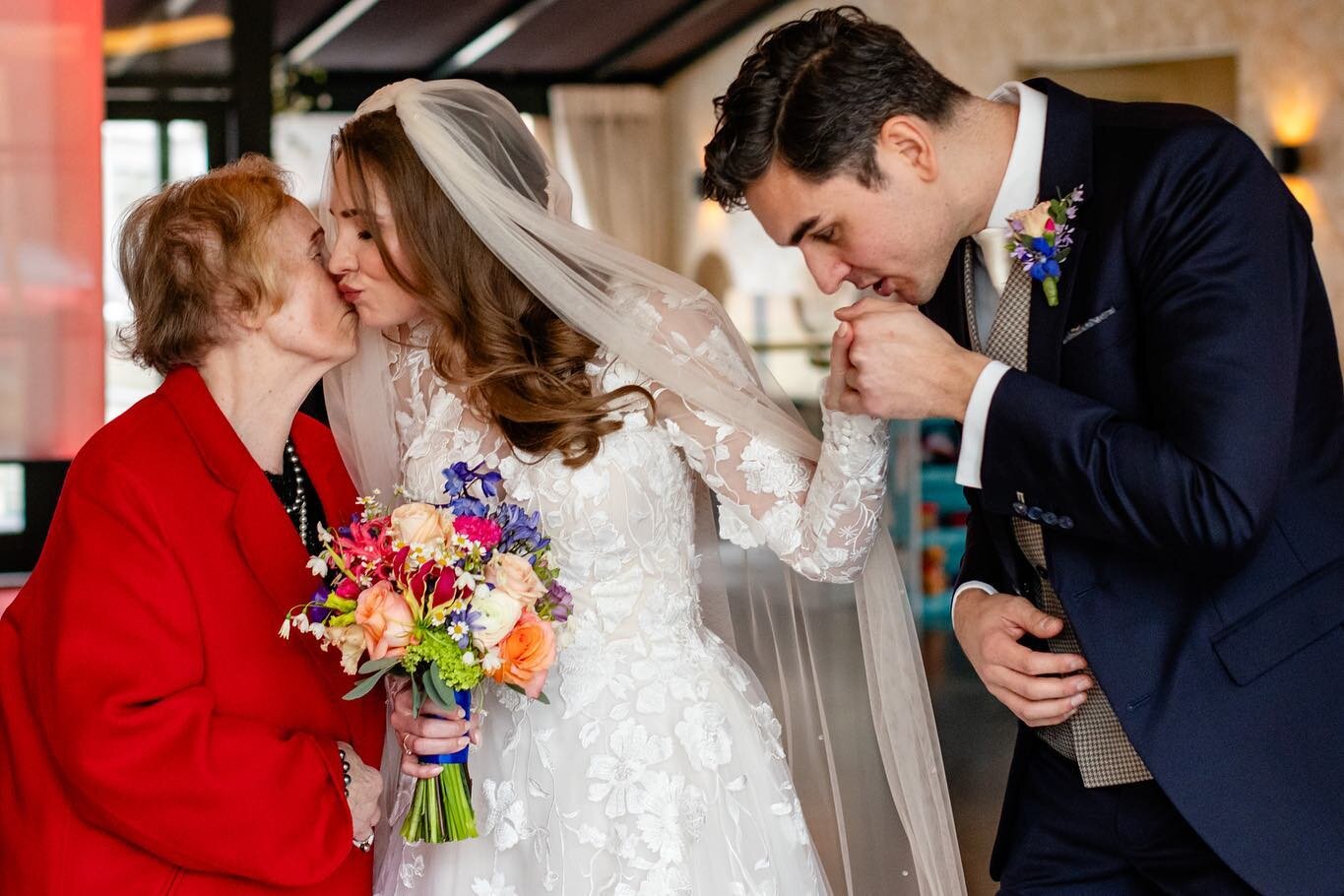 Vorige week trouwden C&amp;D, voor ons het eerste huwelijk van 2024! 
Snel meer van deze mooie dag, nu twee momentjes met oma. 🫶 

Fotografie: @studiolnrd @leonardwalpot @jannekewalpot 
Locatie: @fletcherhoteloudlondon @slotzeist 
Jurk: @pronovias v