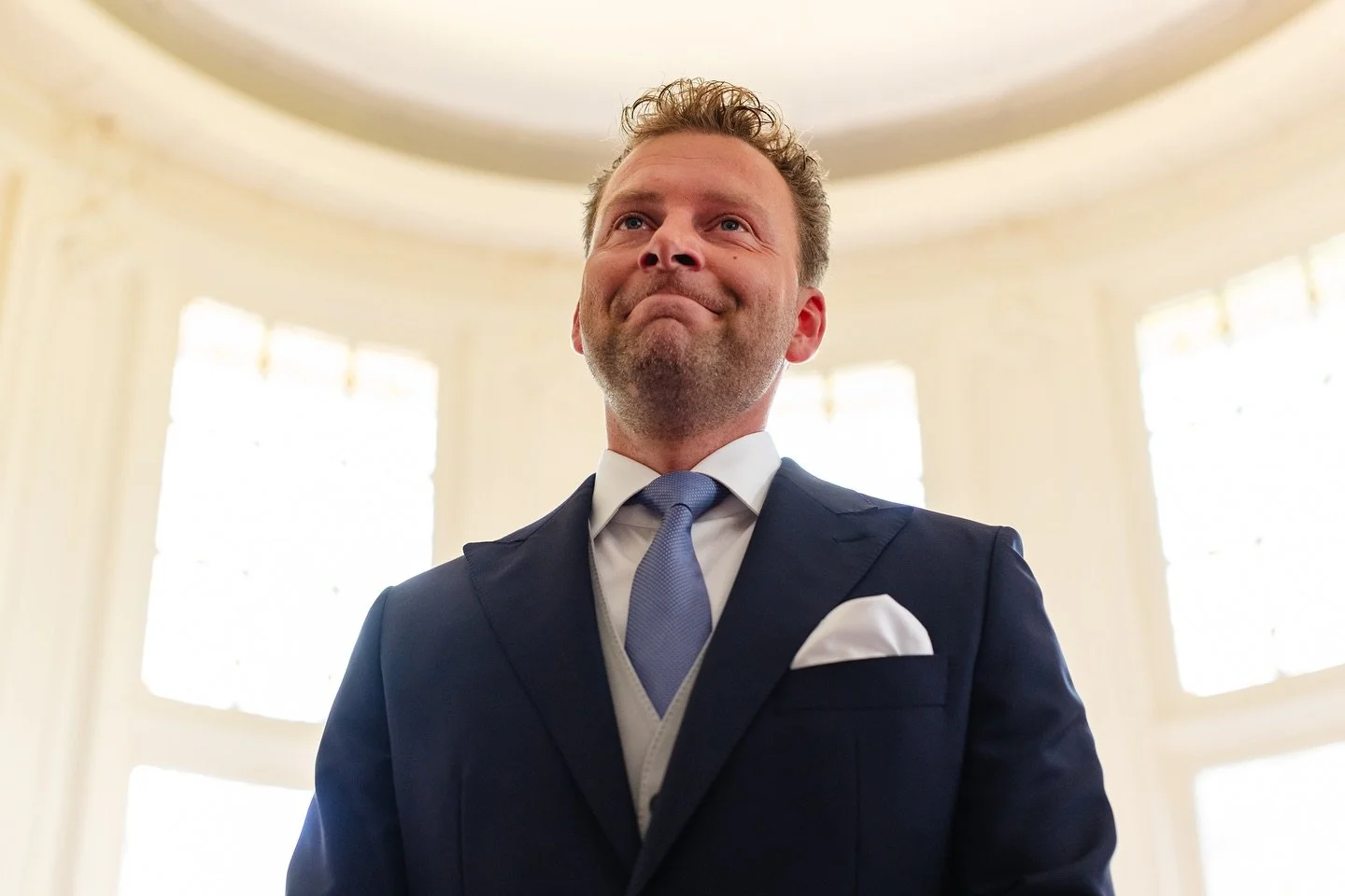 Een first look tijdens de ceremonie: ❤️ it. 
Ik bedoel: kijk hoe Jesper kijkt naar Madelon, die binnen komt lopen aan de hand van haar vader. 

Foto: @studiolnrd @leonardwalpot x @jannekewalpot 
Video: @sabka.film.photography.wedding 
Locatie: @kaste