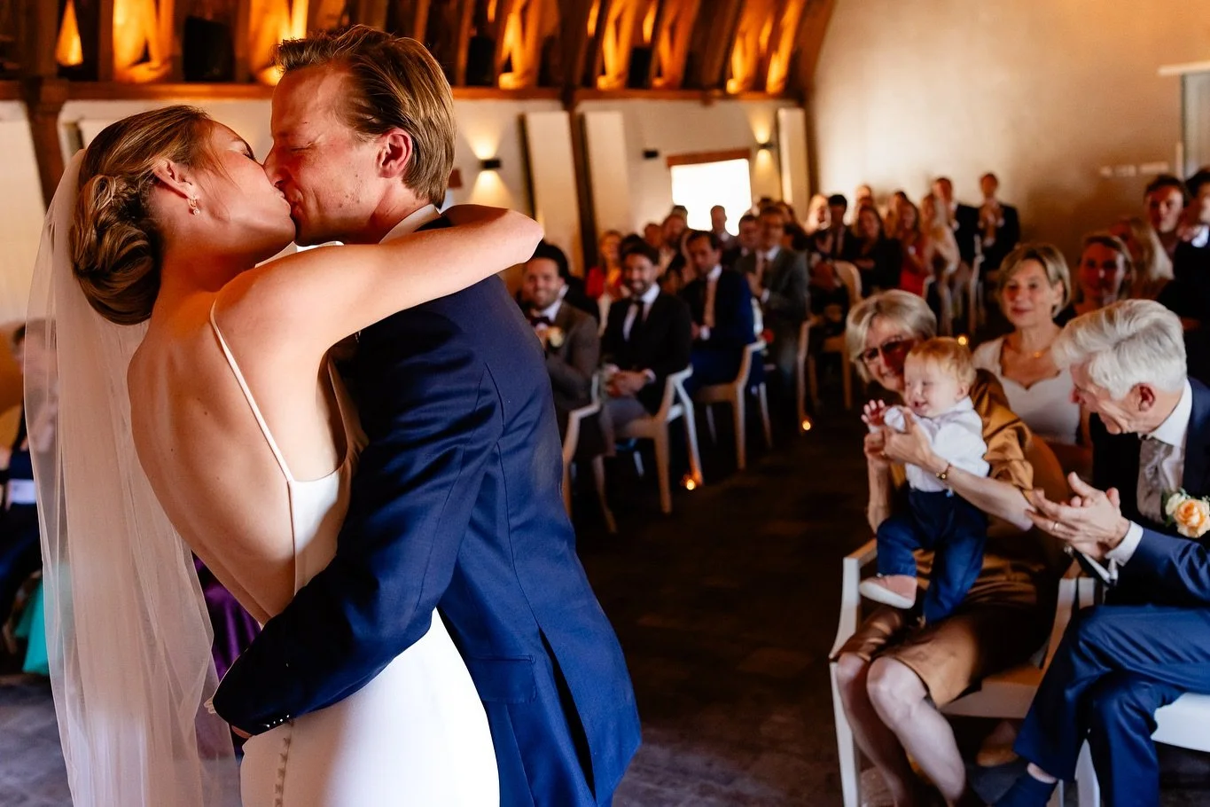 Ondanks dat hij er bij was, kan B. zich later niets herinneren van die prachtige trouwdag van zijn vader en moeder. D&aacute;t is waarom trouwfoto&rsquo;s zo belangrijk zijn. Niet alleen voor een bruidspaar, maar juist voor de generatie die wellicht 