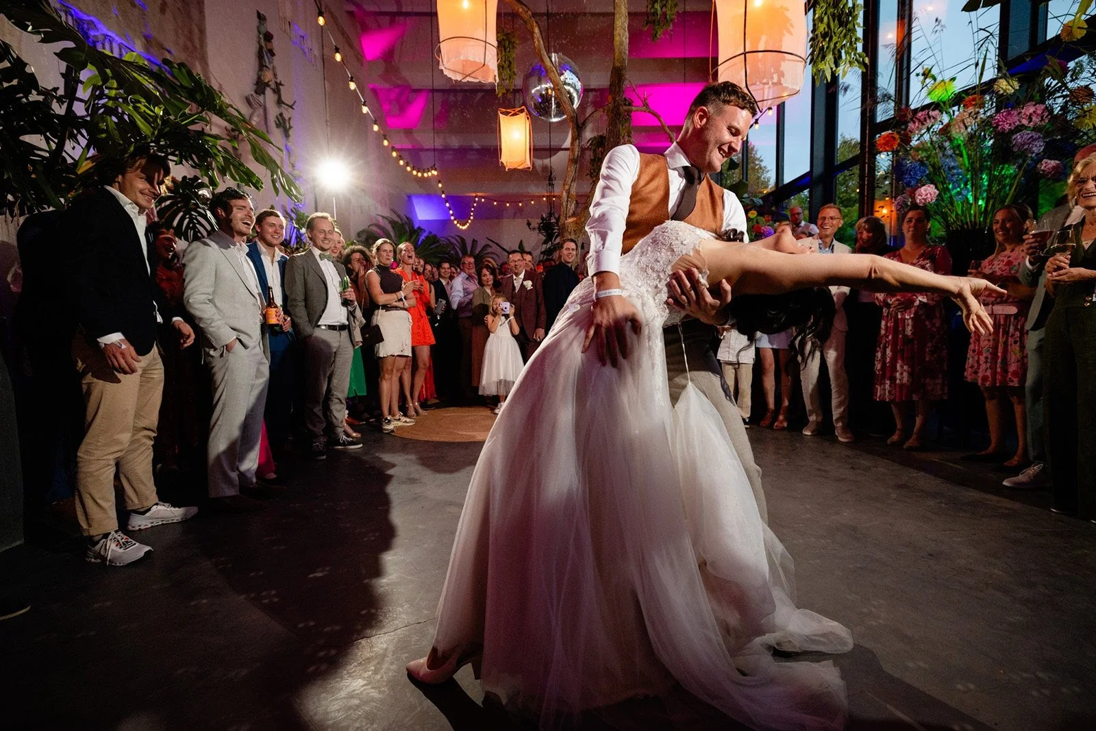 openingsdans bruidspaar met gasten er omheen