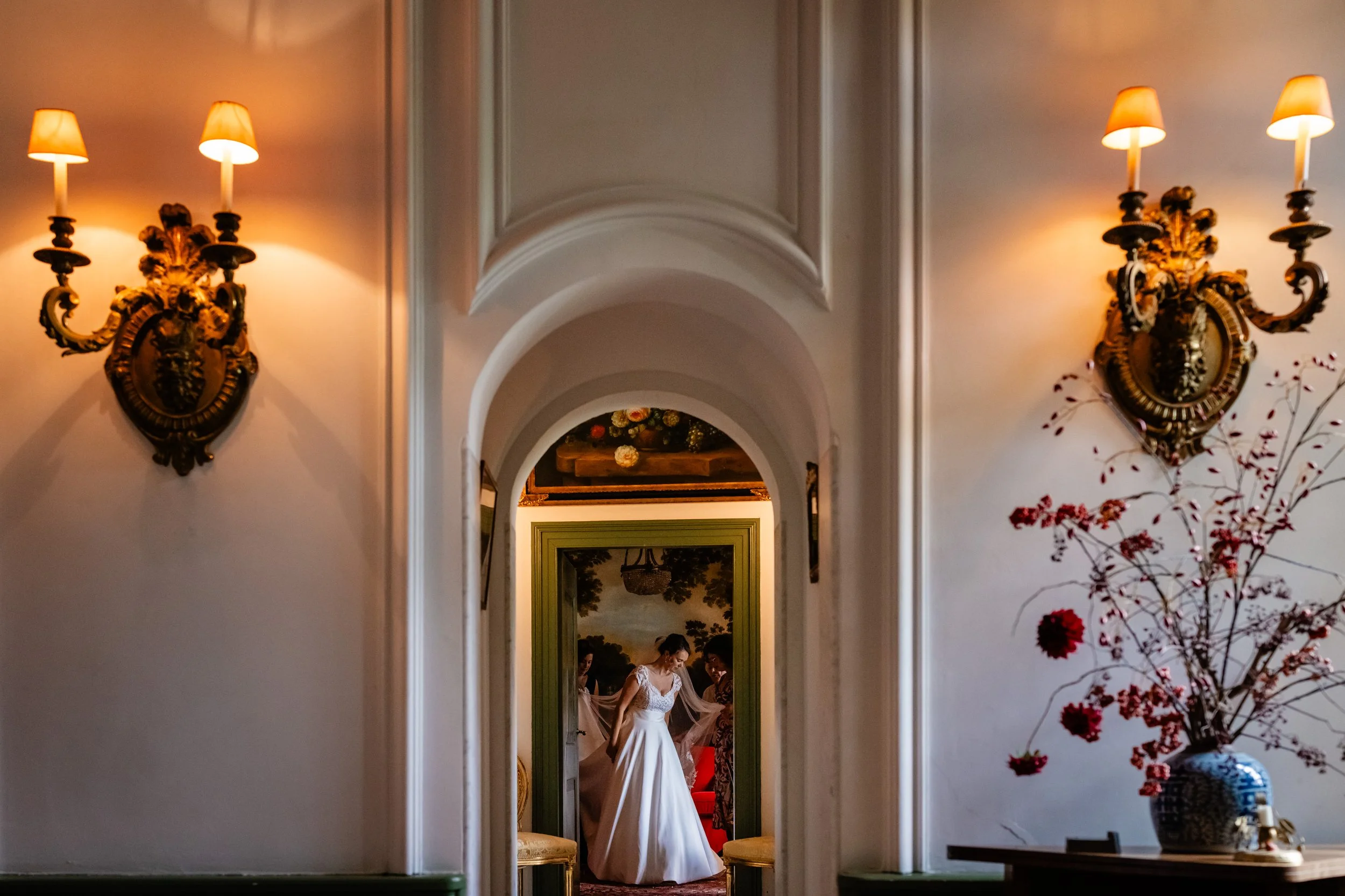 doorkijkje naar de bruid die wordt klaargemaakt