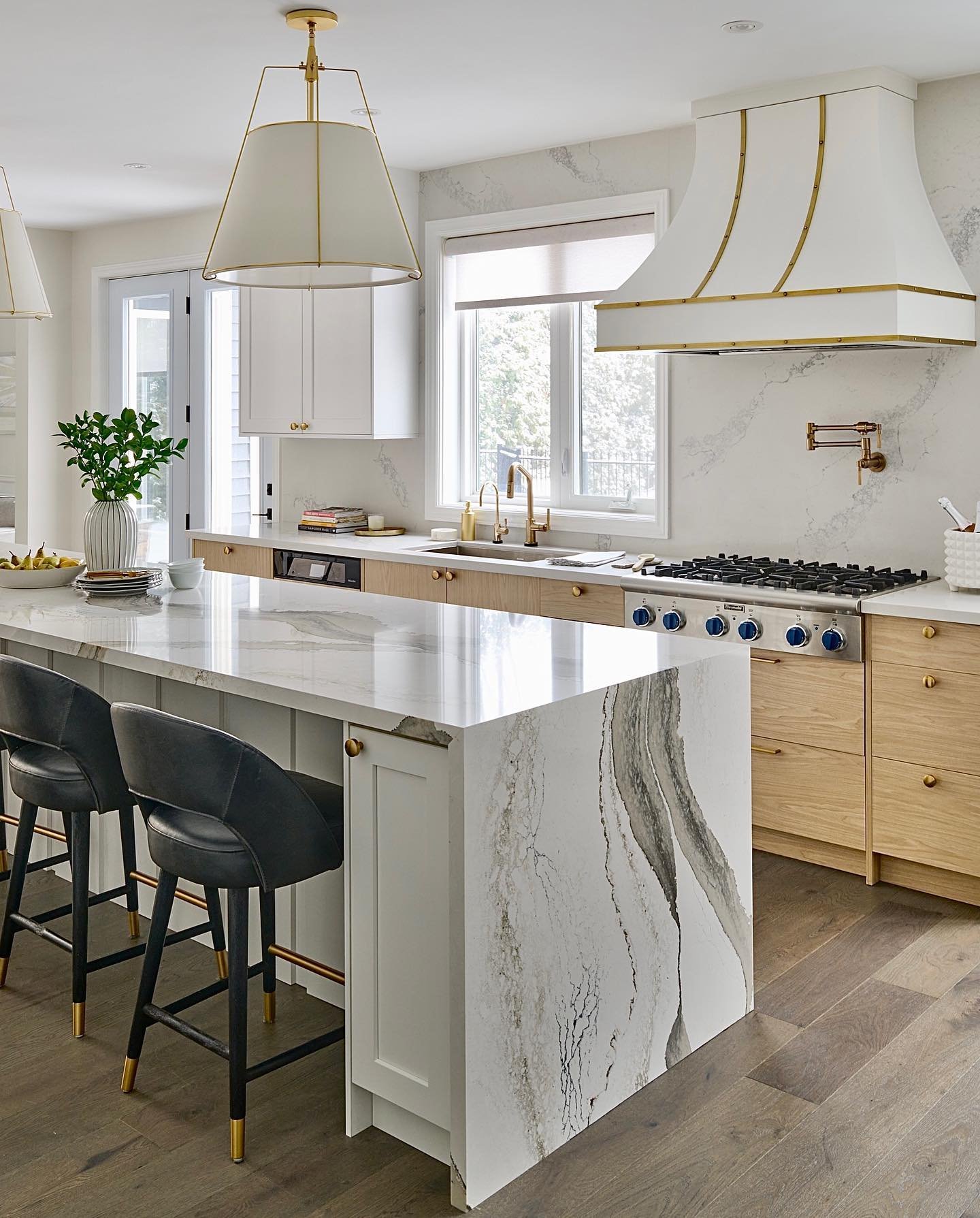 It takes a dream team to pull off a full home reno like this one.  This was the second project working together with our stylish homeowners.  @pineglen_homes took the lead on construction, working together this home reno is a success! 

📸 @stephanib