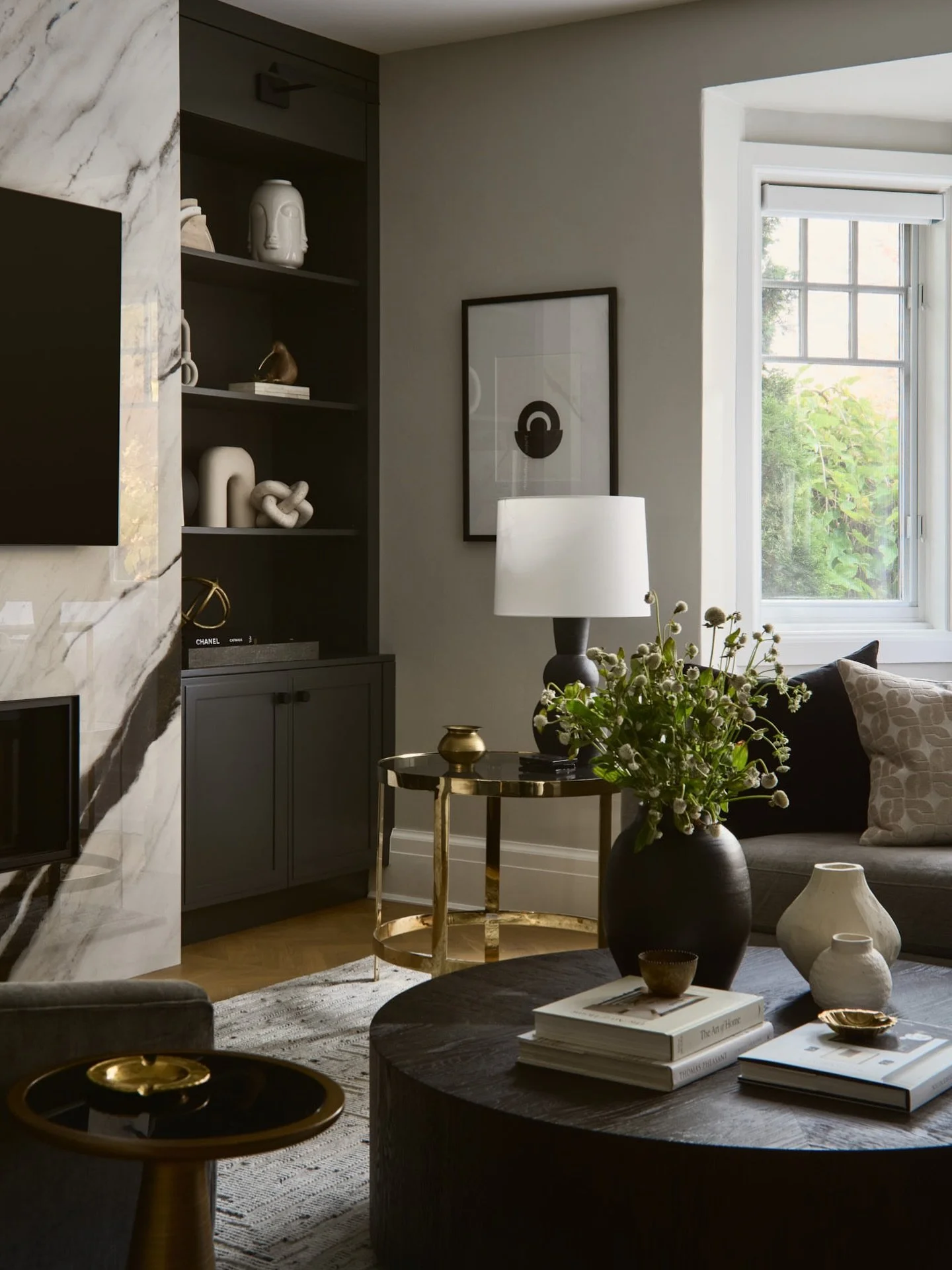 Built in lacquered millwork for this living room. Designed by @designstrom Supplied and installed by us 

Photo: @morley2space | @2spacephoto