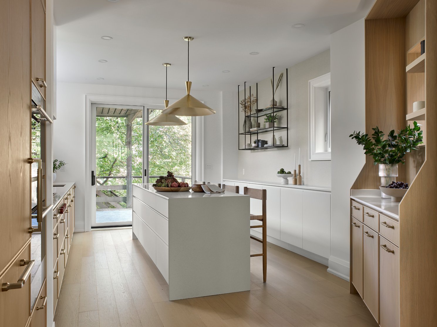 Aspen Kitchen with White Handleless Island