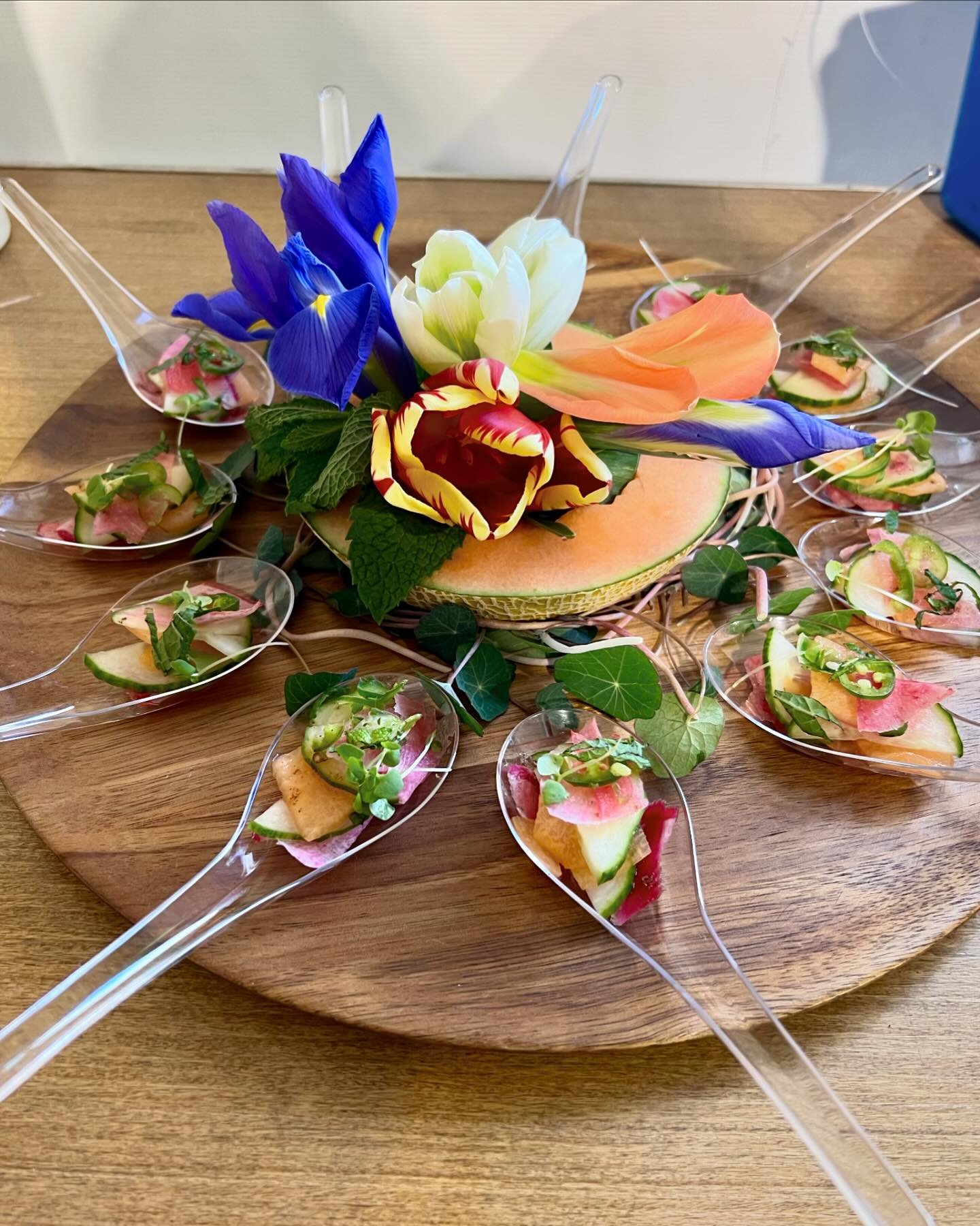 Bring on the sunshine and all the refreshing spring bites. 🌷☀️ 

Flavorful spoons of fresh melon crudo, as delicious as they are beautiful! 🤩🍈