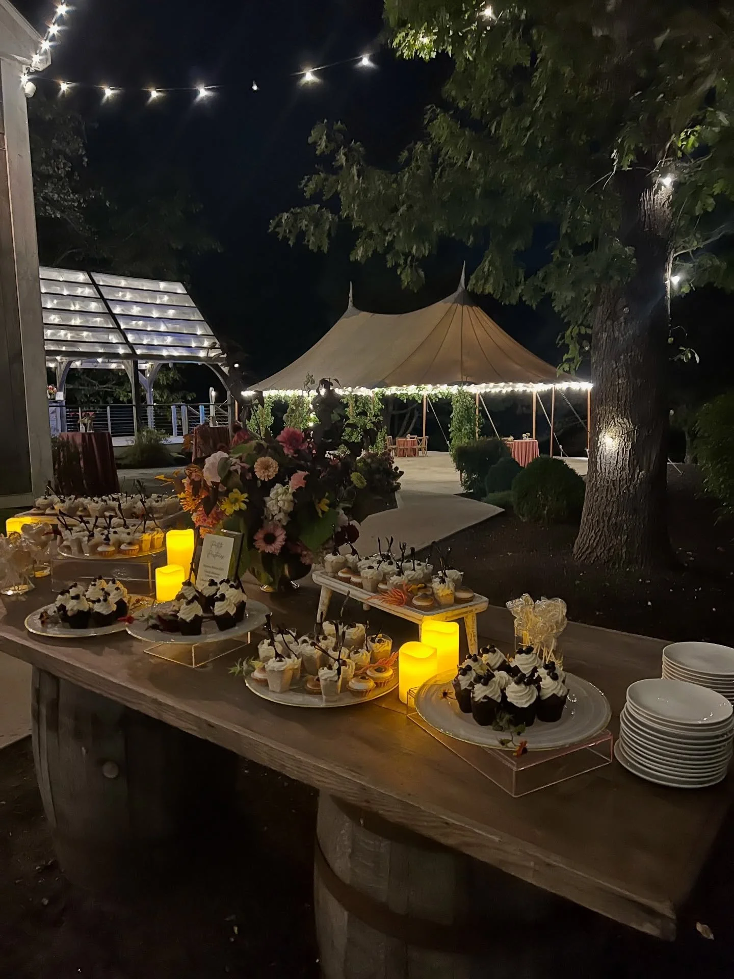 We are living for these late summer weddings, and serving up the sweetest dessert tables under the beautiful Maine sky! 🧁✨
