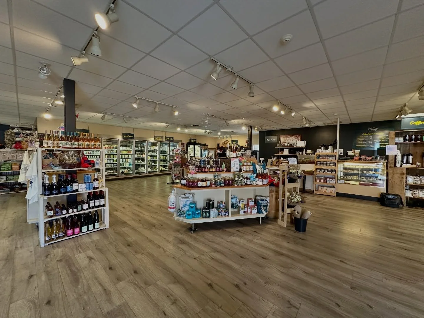 Small Business Saturday is here!✨

If you&rsquo;re out exploring our incredible Portland community today, stop into @unionwharfmarket &mdash; our waterfront market filled with Maine-made gifts, artisan foods, local wines, chocolates, and more. 🛍️

S