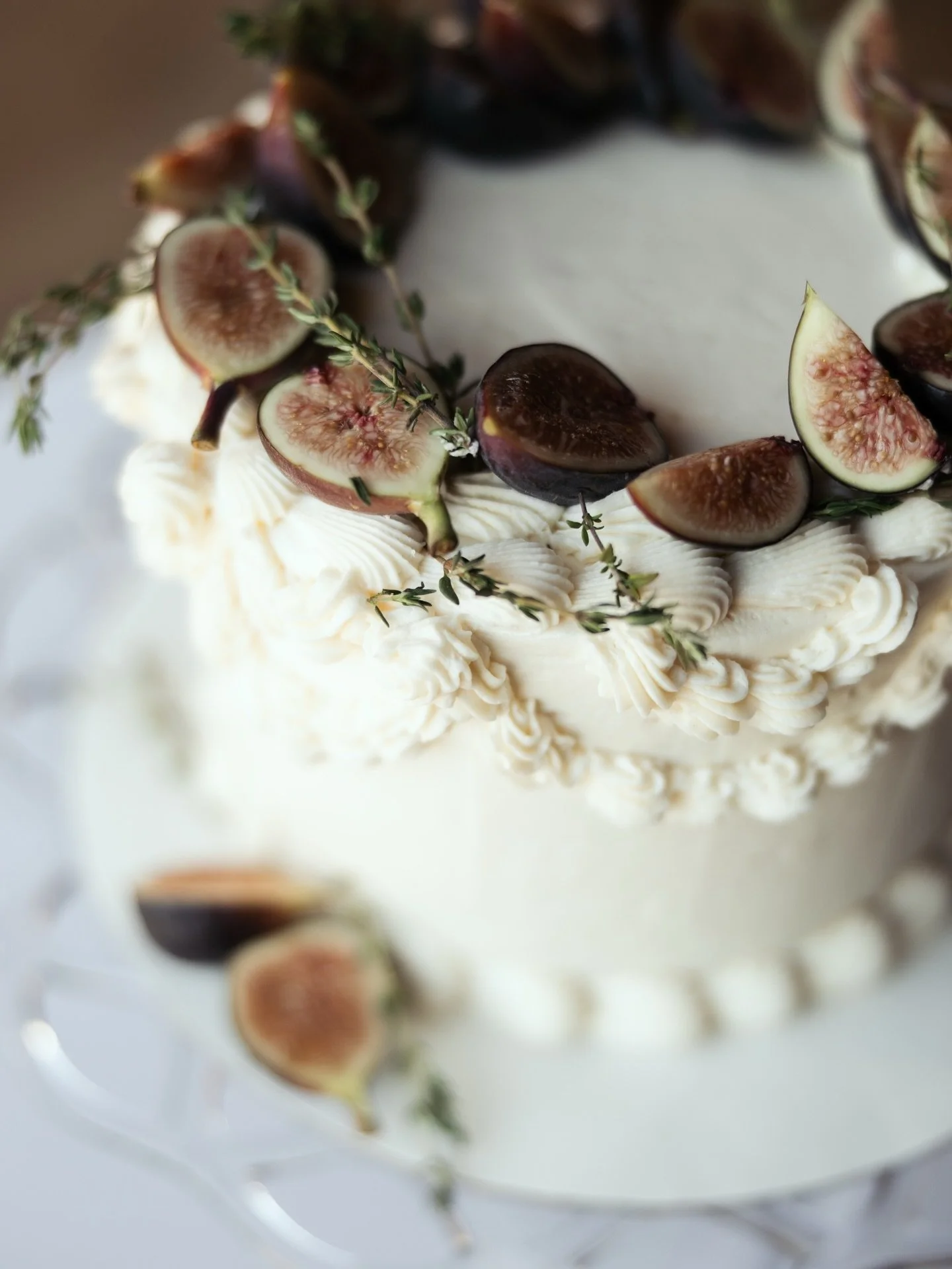 We love a cake that doesn&rsquo;t stop at dessert. 🍰

This October wedding was one for the books. The Newlyweds told us the cake was so good it became breakfast for the next week &mdash; honestly, the best compliment! 🤍

&bull;

Photography: @sydne