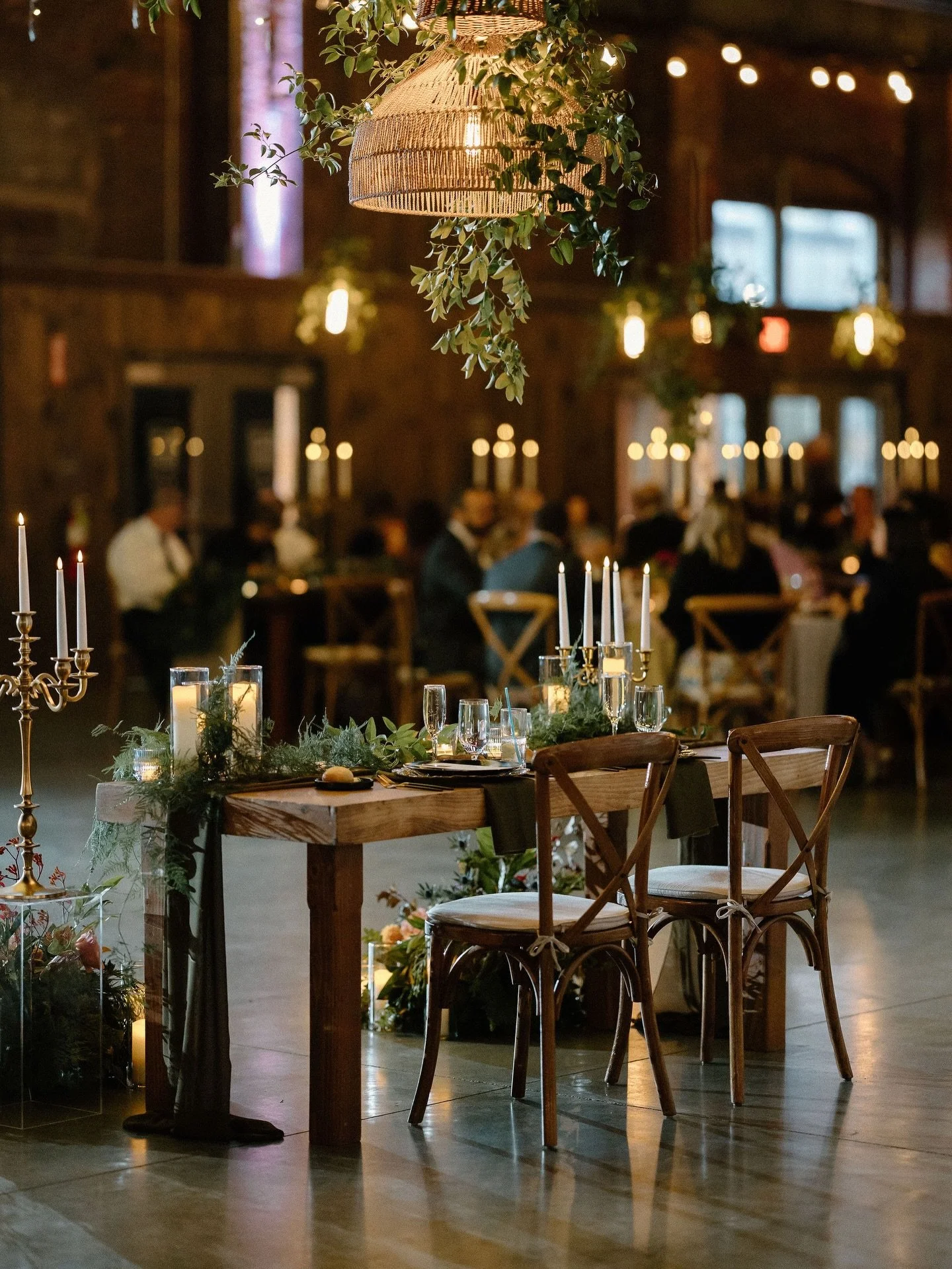 The heart of the room, the center of it all.
Intimate. Intentional. Iconic.
🤍

&bull;

Catering, Planning &amp; Coordination: @blacktiecateringandevents 
Venue: @eventsatthompsonspoint 
Floral: @minkaflowers 
Draping and Lighting: @griffingriffinlig