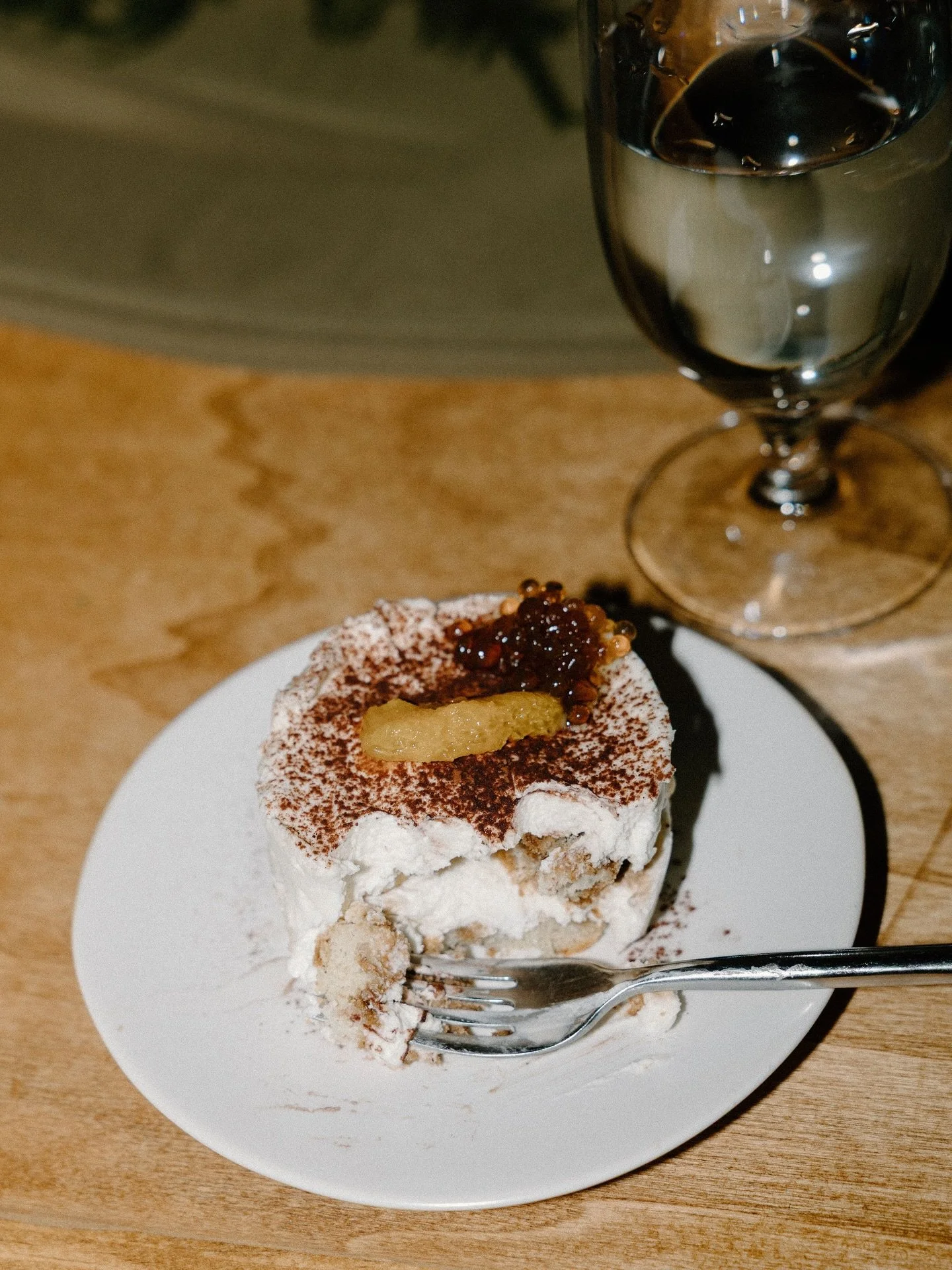 Handcrafted individual tiramisu topped with citrus slices and delicate espresso pearls &mdash; an elevated twist on a timeless classic.✨

&bull;

Catering, Planning &amp; Coordination: @blacktiecateringandevents 
Venue: @eventsatthompsonspoint 
Photo