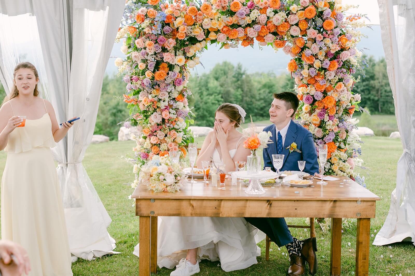 A table full of flowers and a moment full of laughter. ✨🫶🏻

Couple: @davidandrewbeech @abigailzoemason
Photographer: @natalyadesenaphoto 
Venue: @innatpinnaclemountain 
Tent &amp; Lighting: @peakeventservices
Florals: @moonsetfarmfloral 
Caterer: @