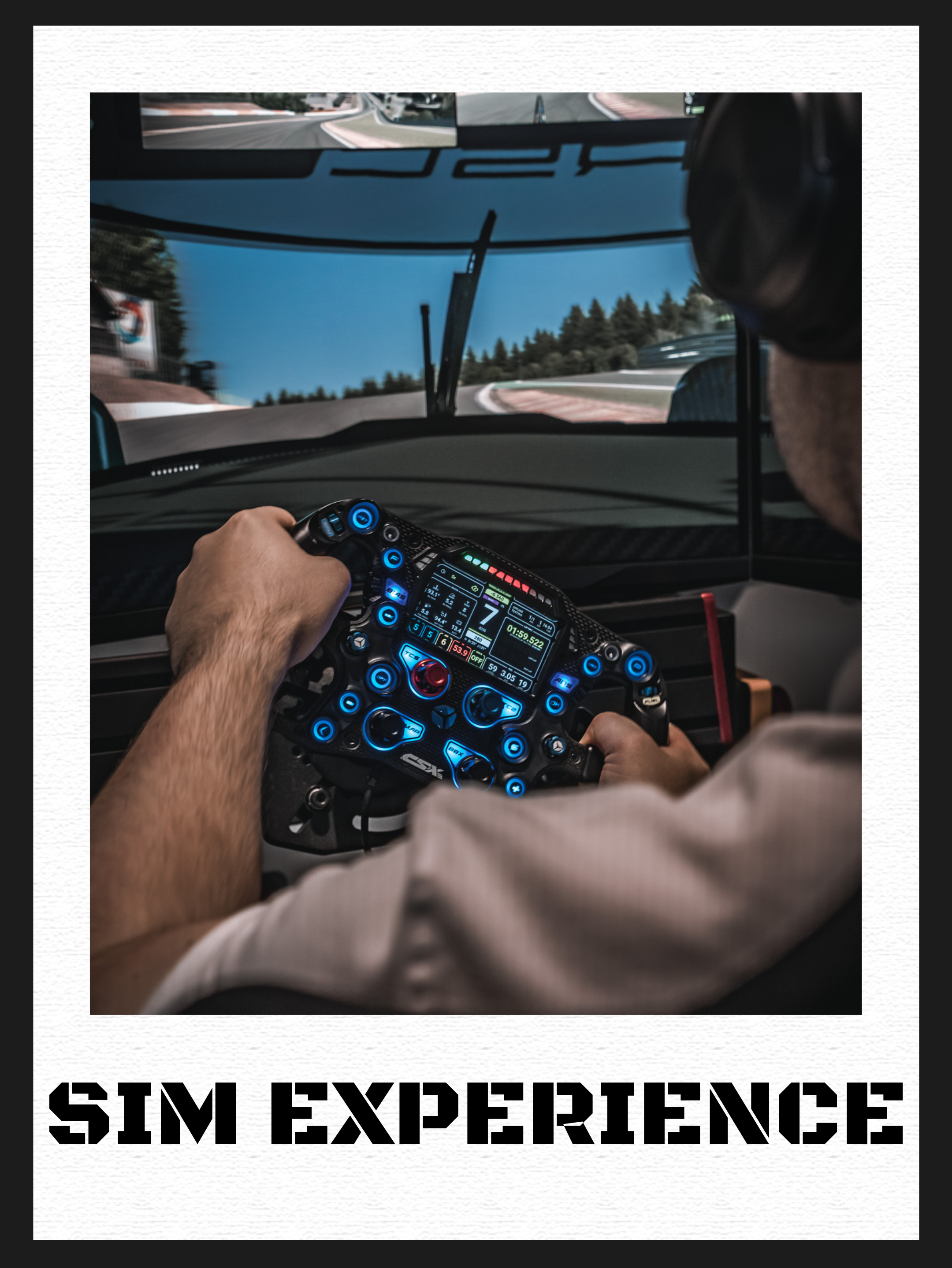 Binnenbeeld van een raceauto met de bestuurder die het stuur vasthoudt, omringd door een digitaal dashboard en een scherm waarop een racetrack zichtbaar is.