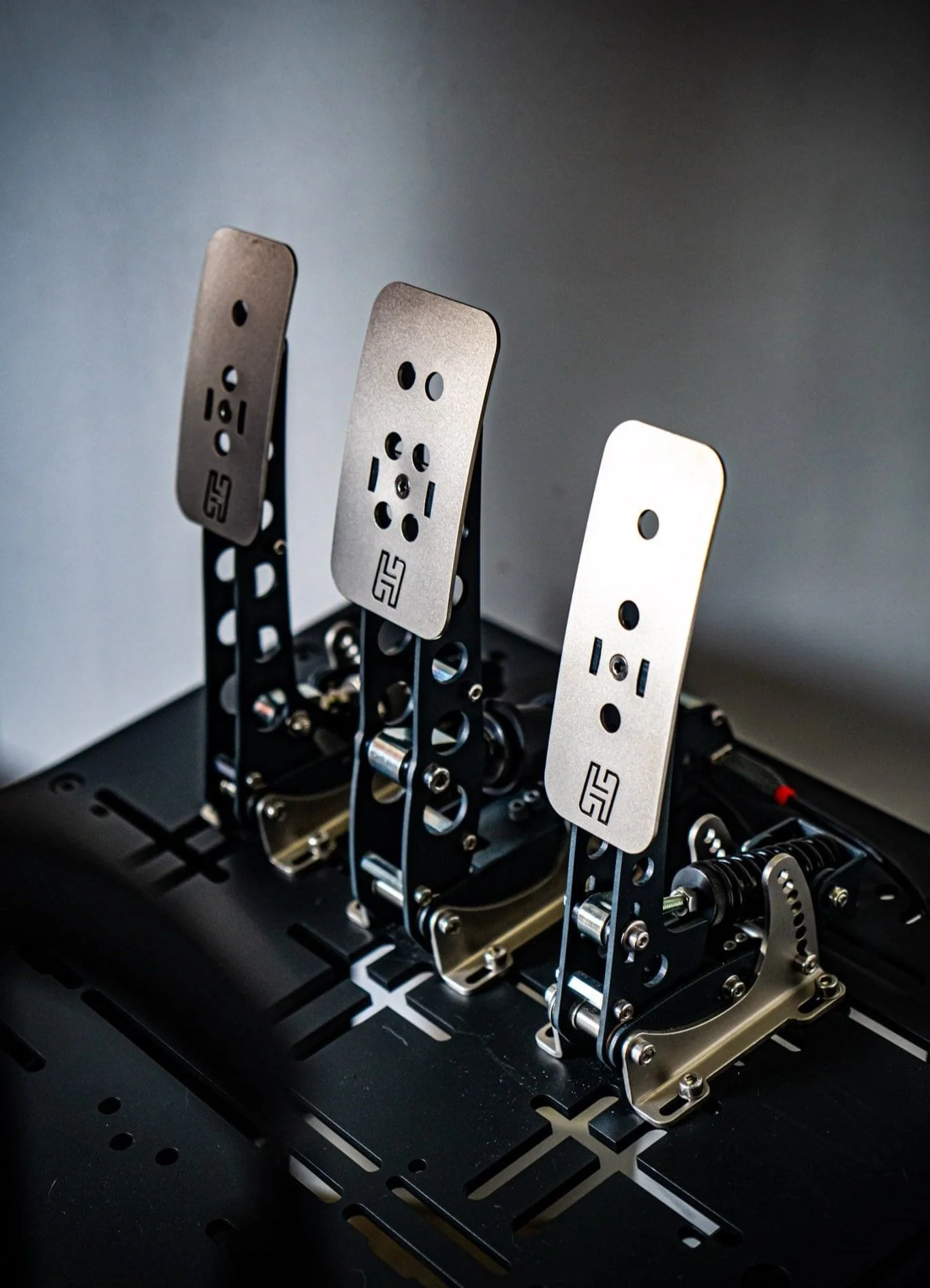 Sim racing pedalen geplaatst op een pas geleverde simulator.