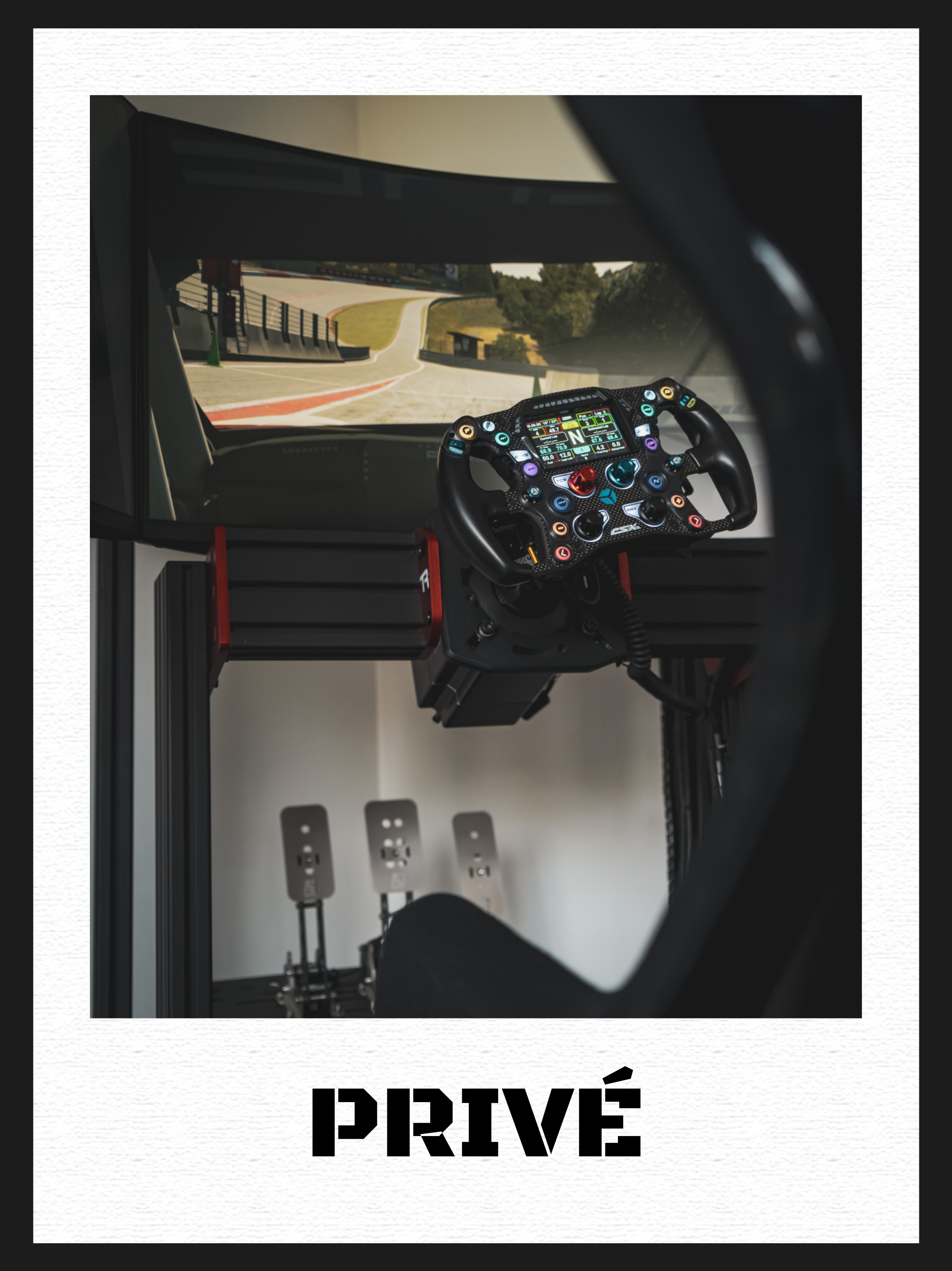 Een simulatorkeuzel met een raceauto stuurwiel, een scherm dat een autosportbaan toont, en drie pedals onderin, met de tekst 'PRIVÉ' onderaan de afbeelding.
