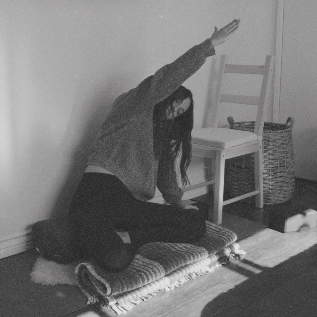 What is Spinal Release Yoga (ŚRY)🕊️

It may look like &ldquo;restorative yoga,&rdquo; but it goes far beyond. Using props and precise angles, this practice gently and dynamically decompresses your spine from its root to its crown. Your spine is the 