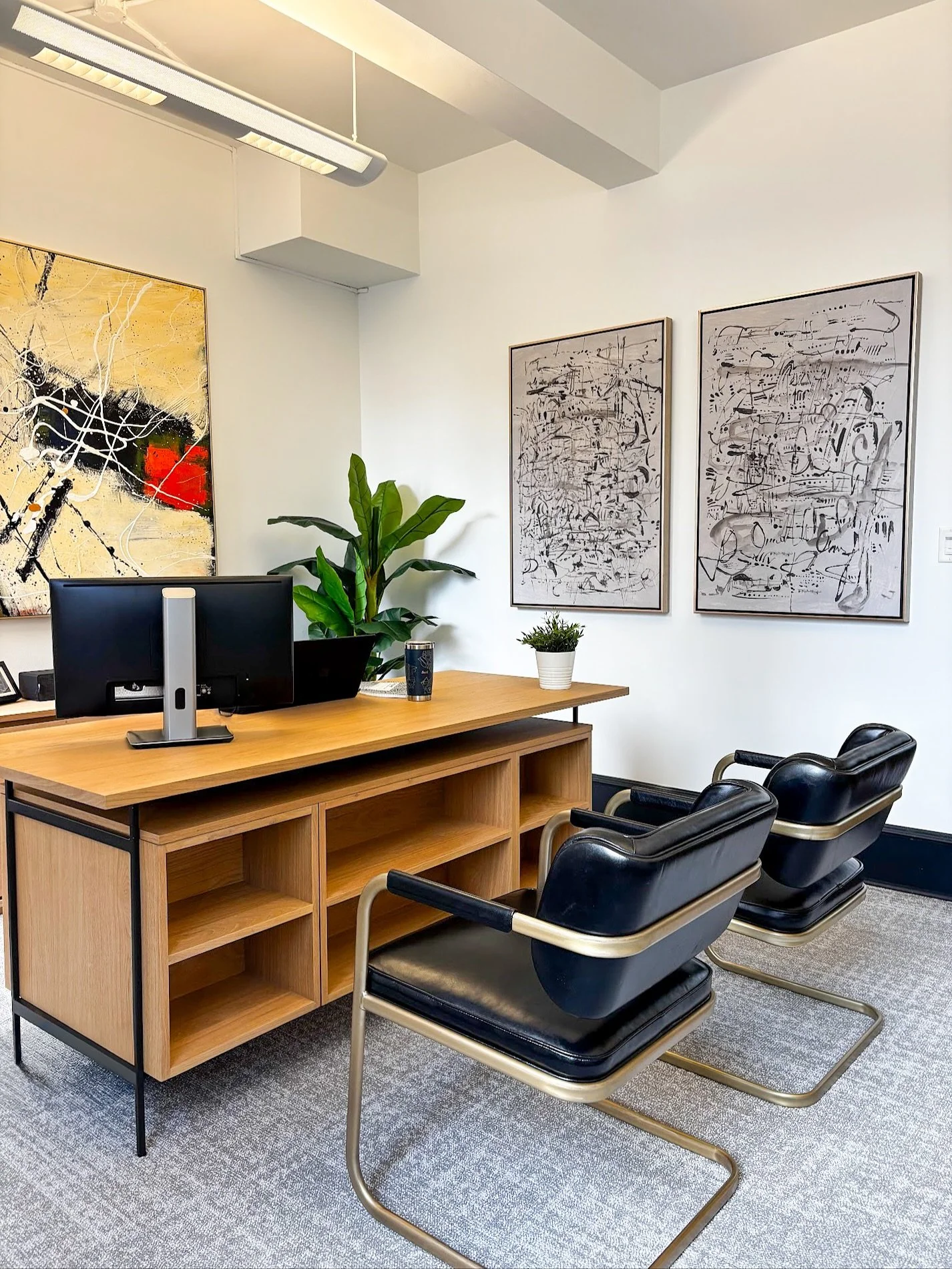 Sharing more from our recent install! We especially love the offices and the way contemporary shapes and mixed metal lines blend seamlessly with this historic space 🖤

#interiordesign #commercialinteriordesigner #commercialrealestate #seattleofficed