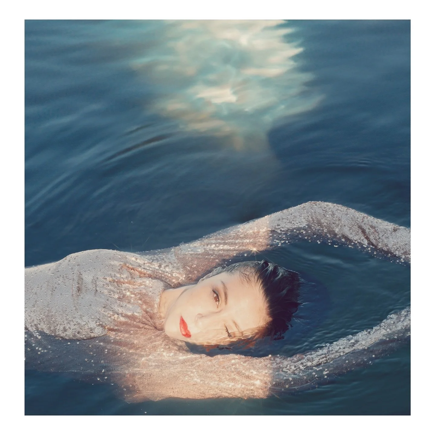 Dreamy Serenity of water reflection - ss24 
model @saskitamu camera 📸 @hunkelswede 

.
.
.

#FineArtPhotography #FineArtPhotographer #ArtisticPortrait #FineArtPortrait #ArtOfPhotography #VisualArt #PhotographyArt #ArtGallery #PhotoArt #CreativePhoto