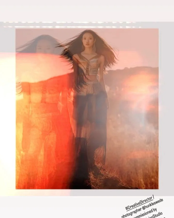 Vind sl&auml;tt i guld . Ss 24 
Double exposure 
CreativeDirector / photographer @hunkelswede 
commissioned by @EternalVisionStudio #StylistExtraordinaire @NomadThreads #MUA @SunlitBeauty #model  @LensAndWander46
#HairByElements @DesertWindsHair

#Go