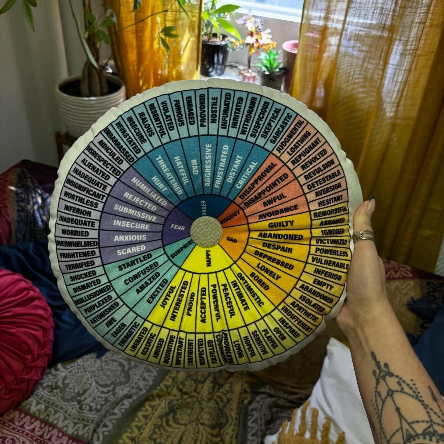 I&rsquo;m not sure who&rsquo;s more excited for my new feelings wheel pillow, me or the clients (it&rsquo;s me!). 
Some more of the little messages of inspo around the office too🌺🌸🌹
Putting a word to what we are feeling helps give more self contro