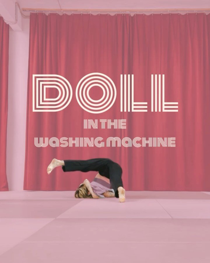 Impro idea 💭🧸/// Doll in the washing machine ///
Start with laying down and sensing your weight, move into a new position and then think gravity doubled and pulls you down. After this little warm-up dive into the &ldquo;doll&rdquo; idea. Being a pu