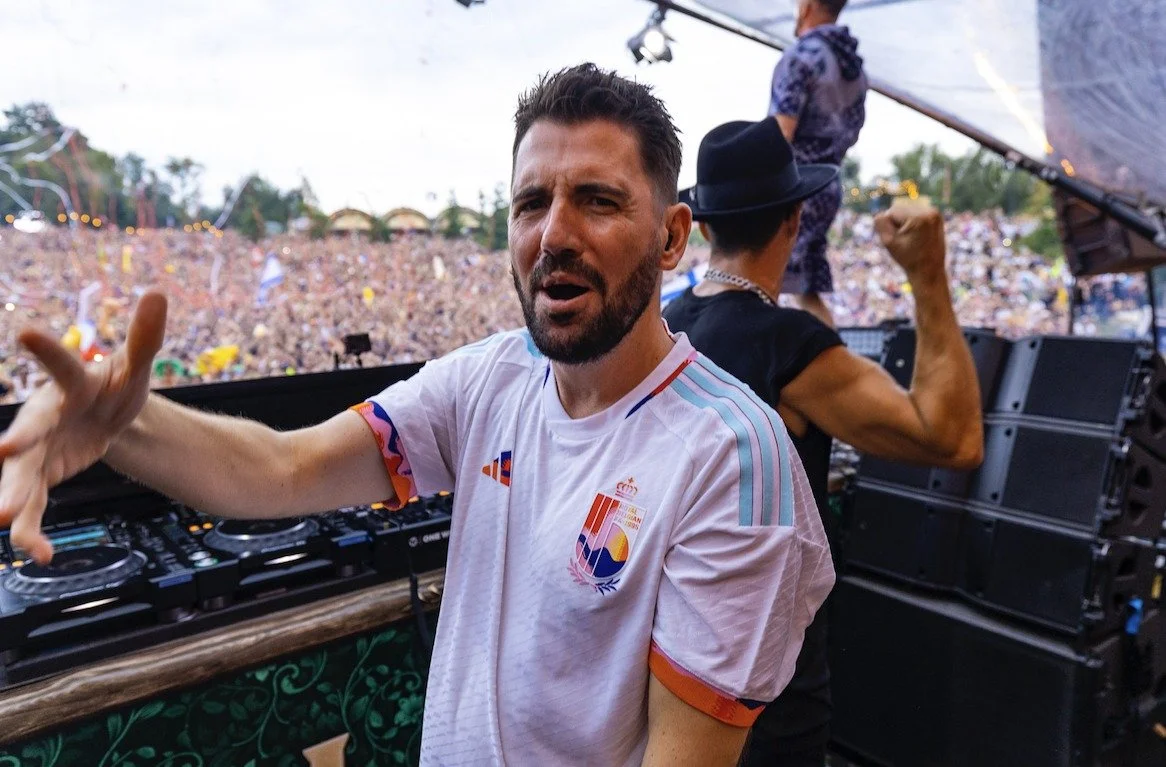 RBFA x TML_Dimitri Vegas in away jersey2.JPG