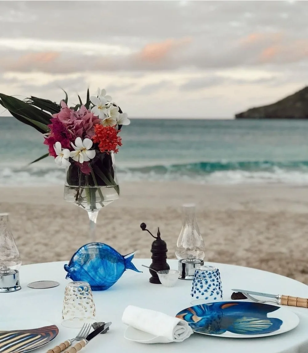 A table on the beach set with Casarialto glass