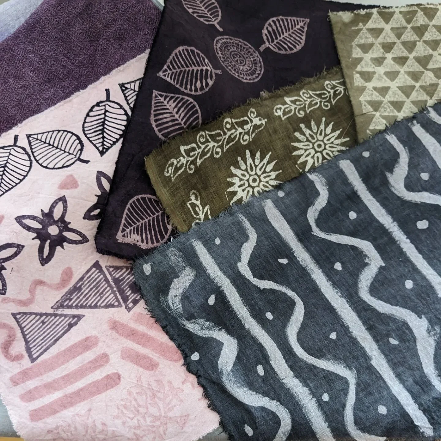 I brought home an abundance of color after this past week's natural dye class at @sanbornmillsfarm with @saragoodmanfiberstudio 

Sara has such a wealth of knowledge which she shares generously and expertly, take a class with her if you have the chan