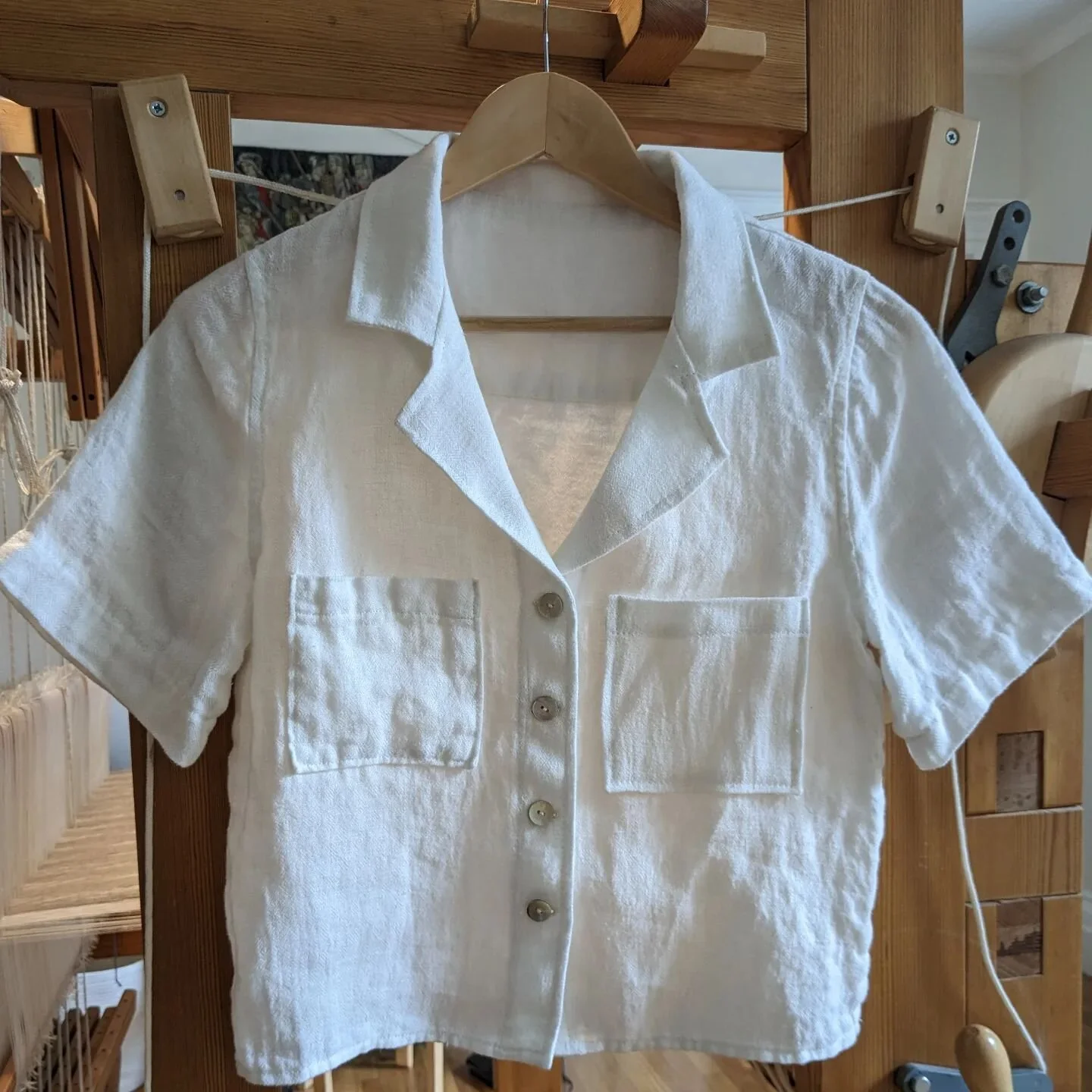 I have a natural day class next week at @sanbornmillsfarm and this baby is destined for the dye pot! Would this process have been easier if I had dyed the threads before weaving the fabric? Absolutely. But we'll see how it turns out! 👀

#weavetosew 