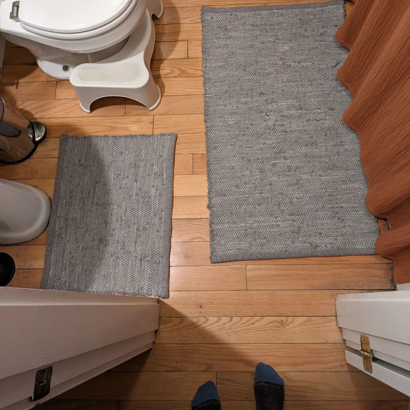 Welcome to my bathroom! I whipped up a set of matching rag rugs to warm my feet. This was a quick weekend project - it's so satisfying to start and finish something so quickly!

Rags were harvested from an old unused duvet cover. I'm also binding the