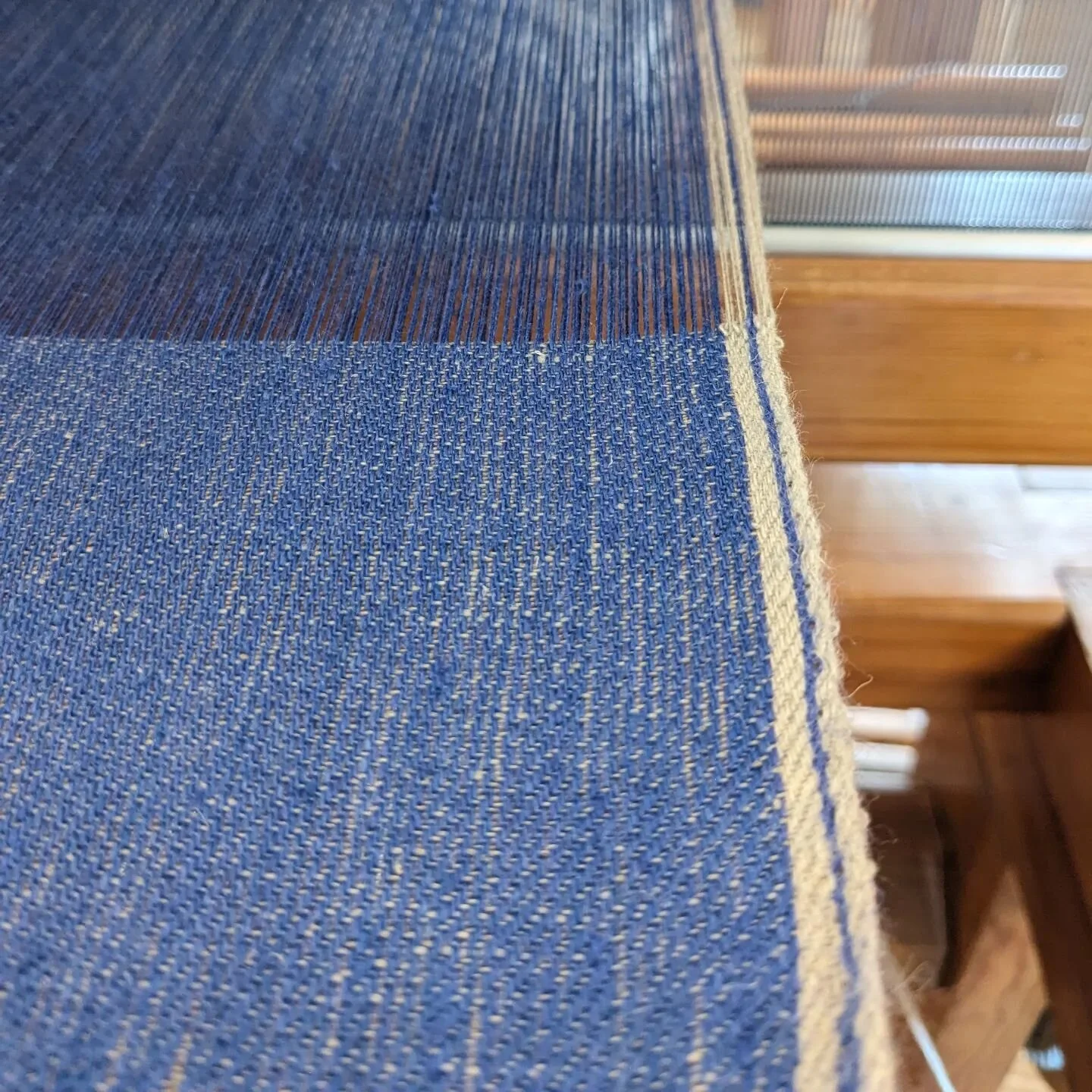 Now here's some proper denim 👖

#handwovenlinen #handweaving #denim #linendenim #selbedgedenim #handwovendenim