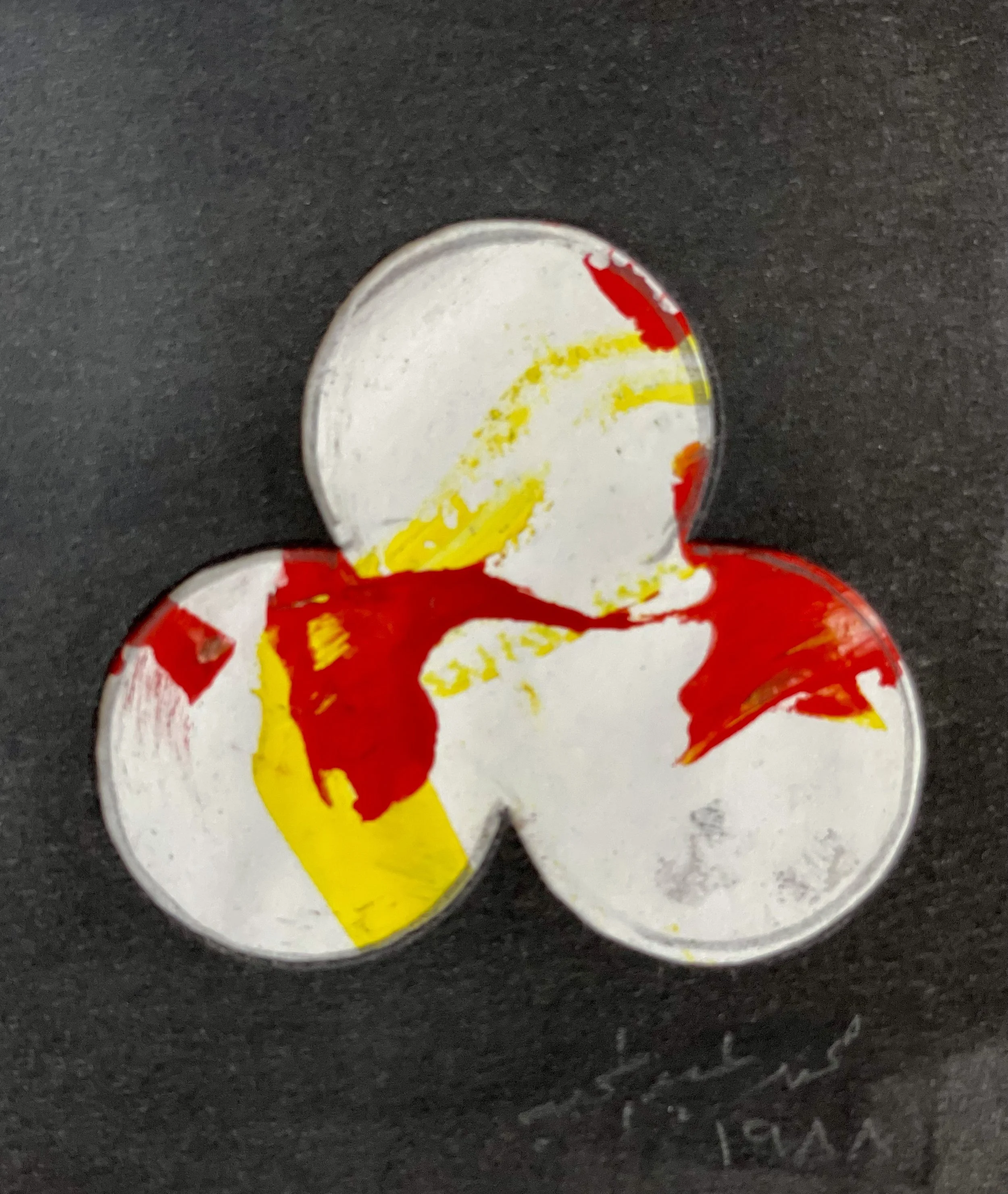 Abstraktes Gemälde mit roter und gelber Farbe auf weißem Untergrund in dreiblättriger Form auf schwarzem Hintergrund.