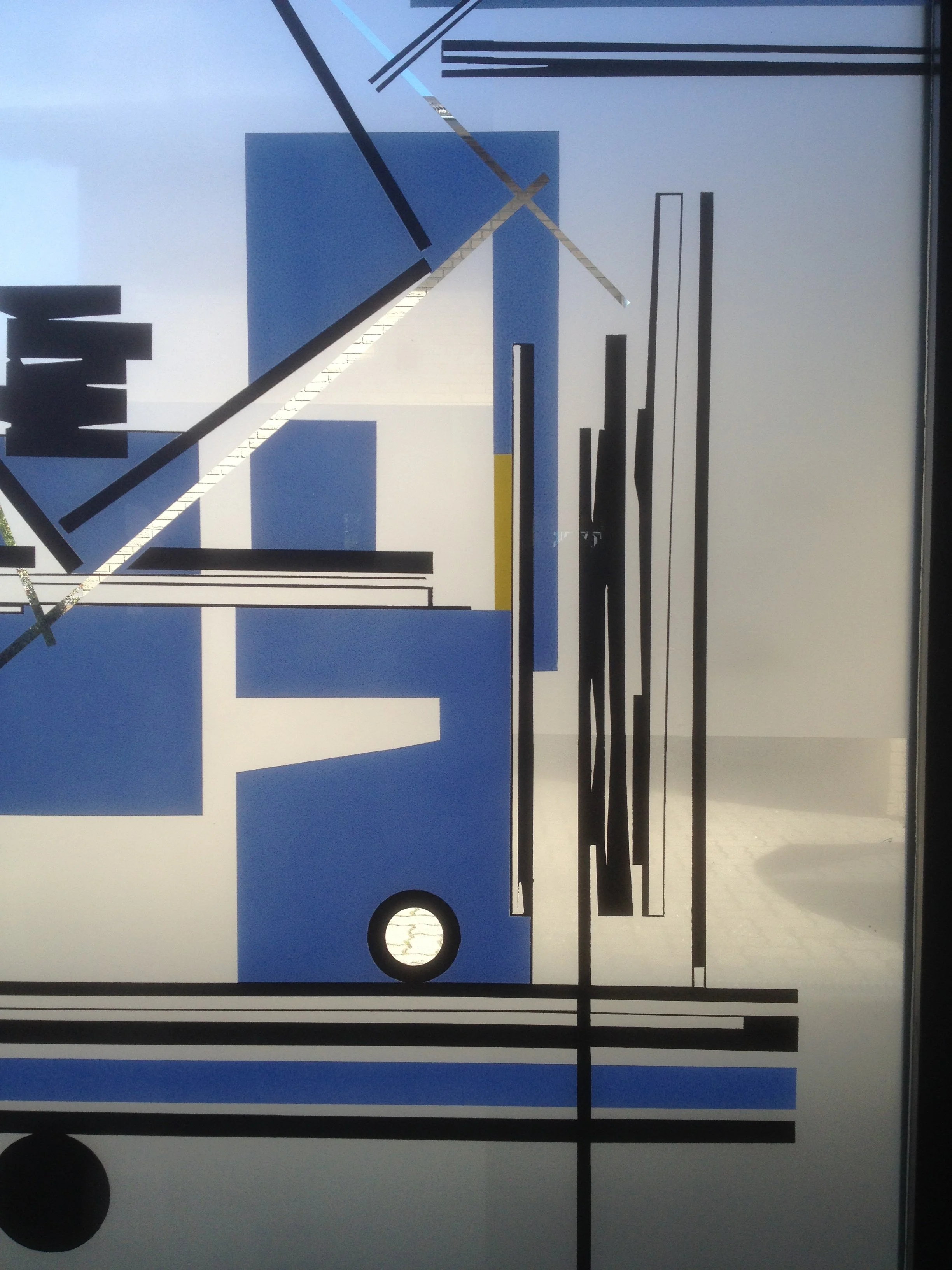 Abstrakte Kunst mit blauen und schwarzen geometrischen Formen auf einer weißen Oberfläche.