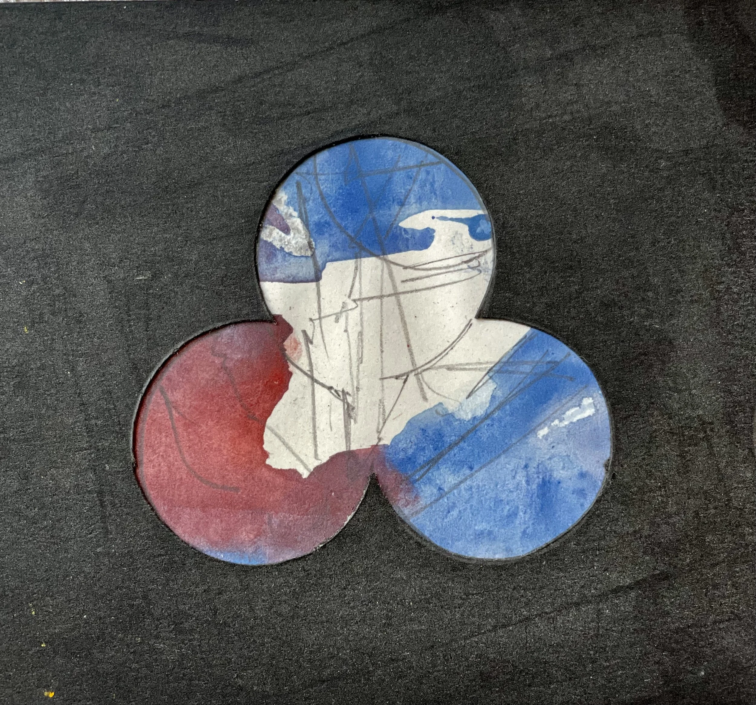 Drei kreisförmige Überlappungen in Rot, Blau und Weiß auf schwarzem Hintergrund.