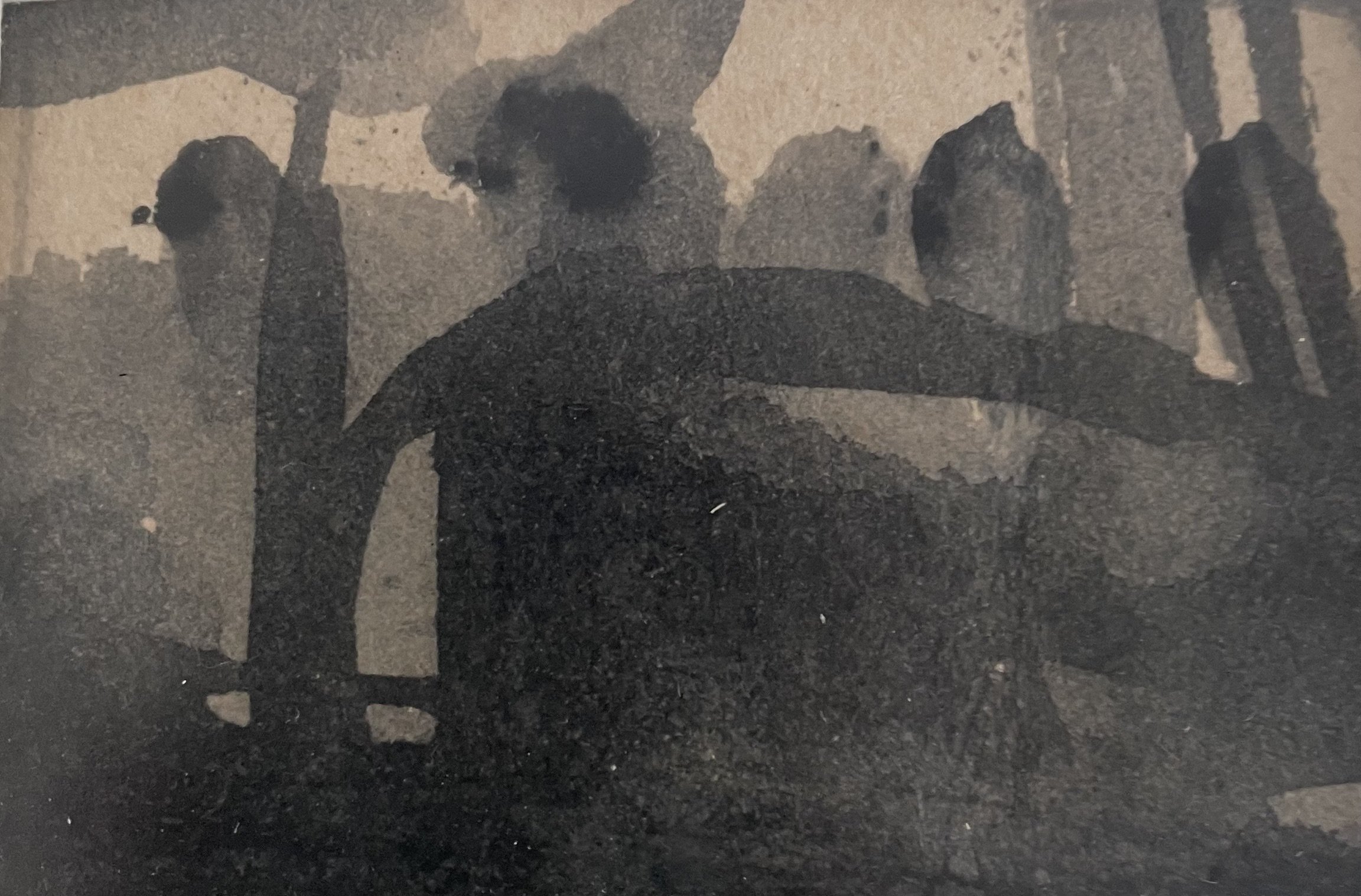 Abstraktes Bild mit schwarzen und grauen Farbtönen, die unregelmäßige Formen und Linien bilden.