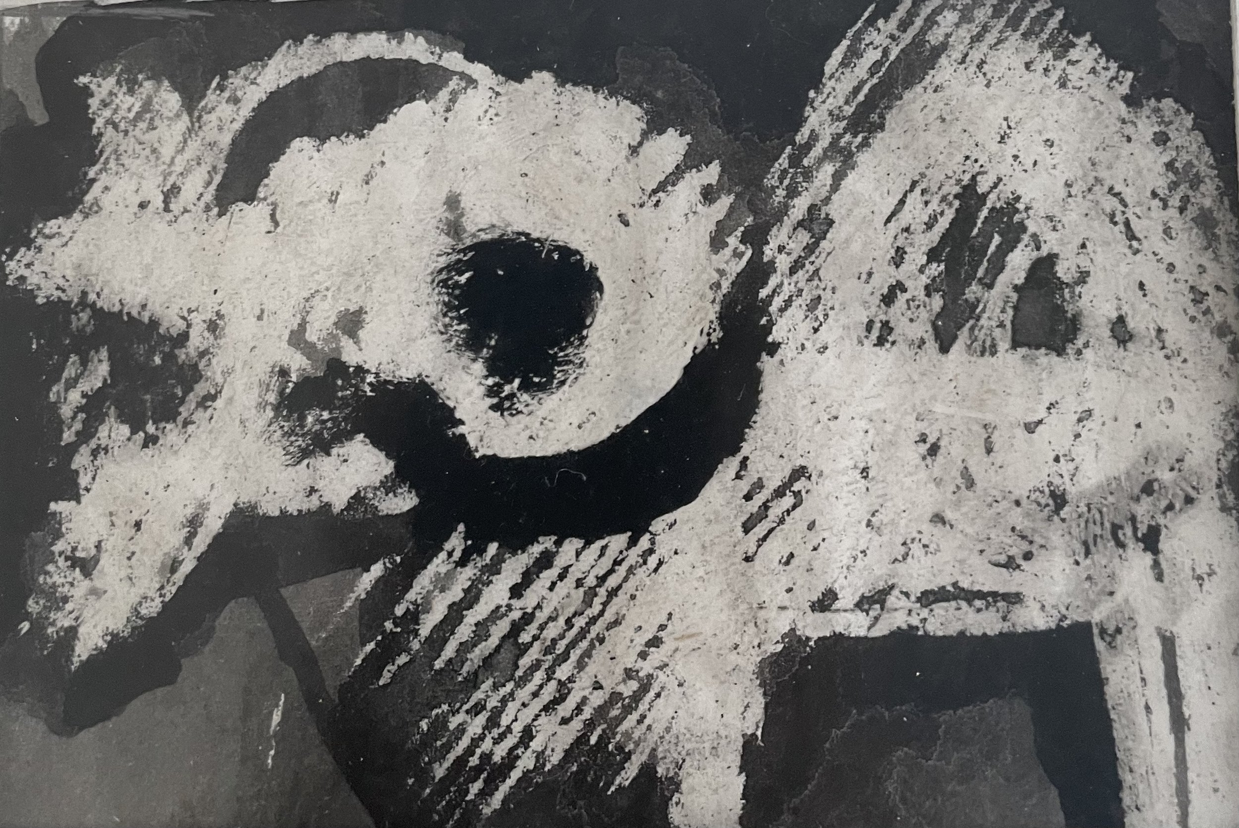 Abstrakte Kunst mit schwarz-weißen Formen, die einen stilisierten Tierkopf darstellen könnten.