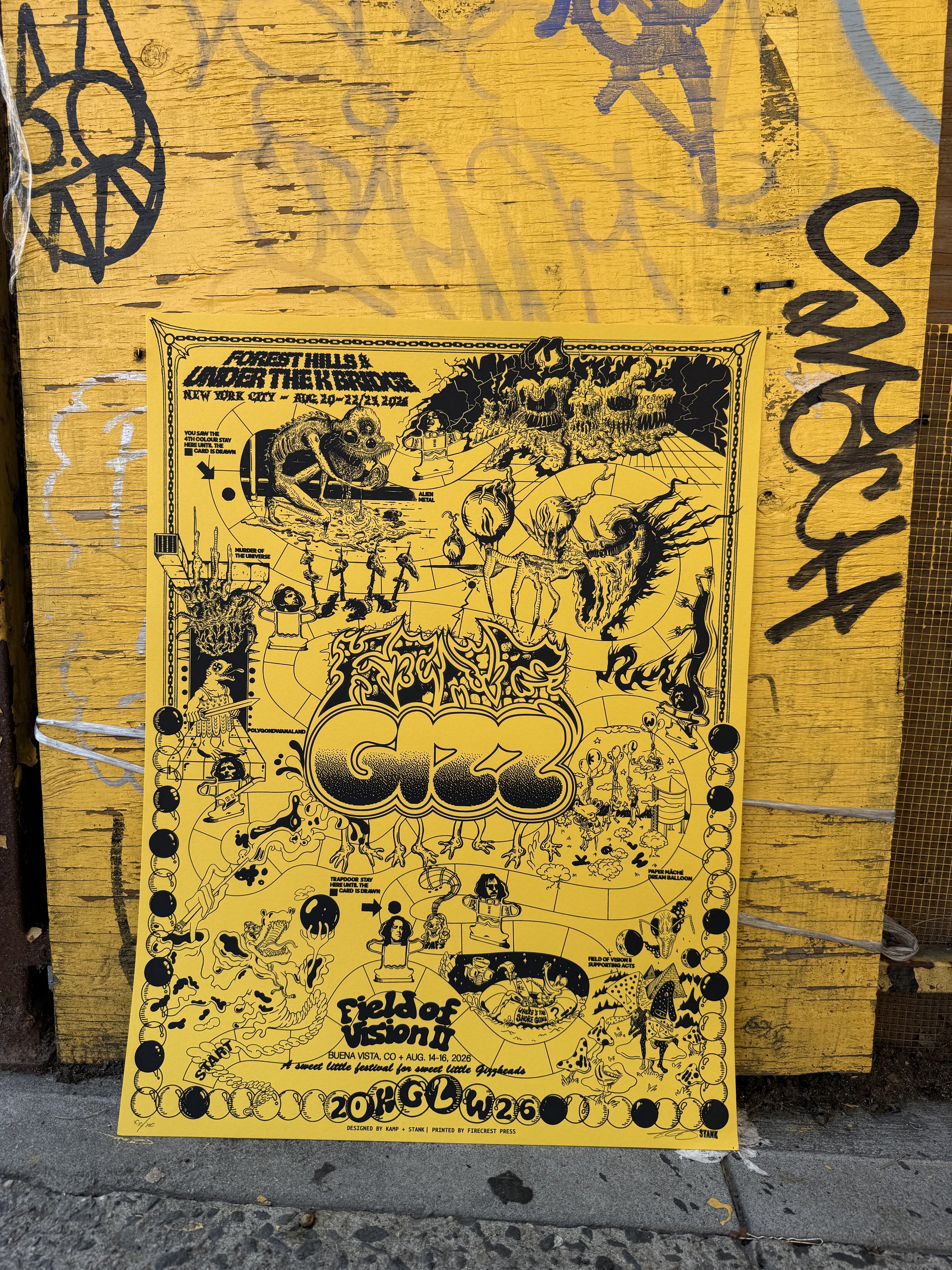 KGD26_MERCH_printed_gizz_kampstank_collab_keyline_yellow3.jpg